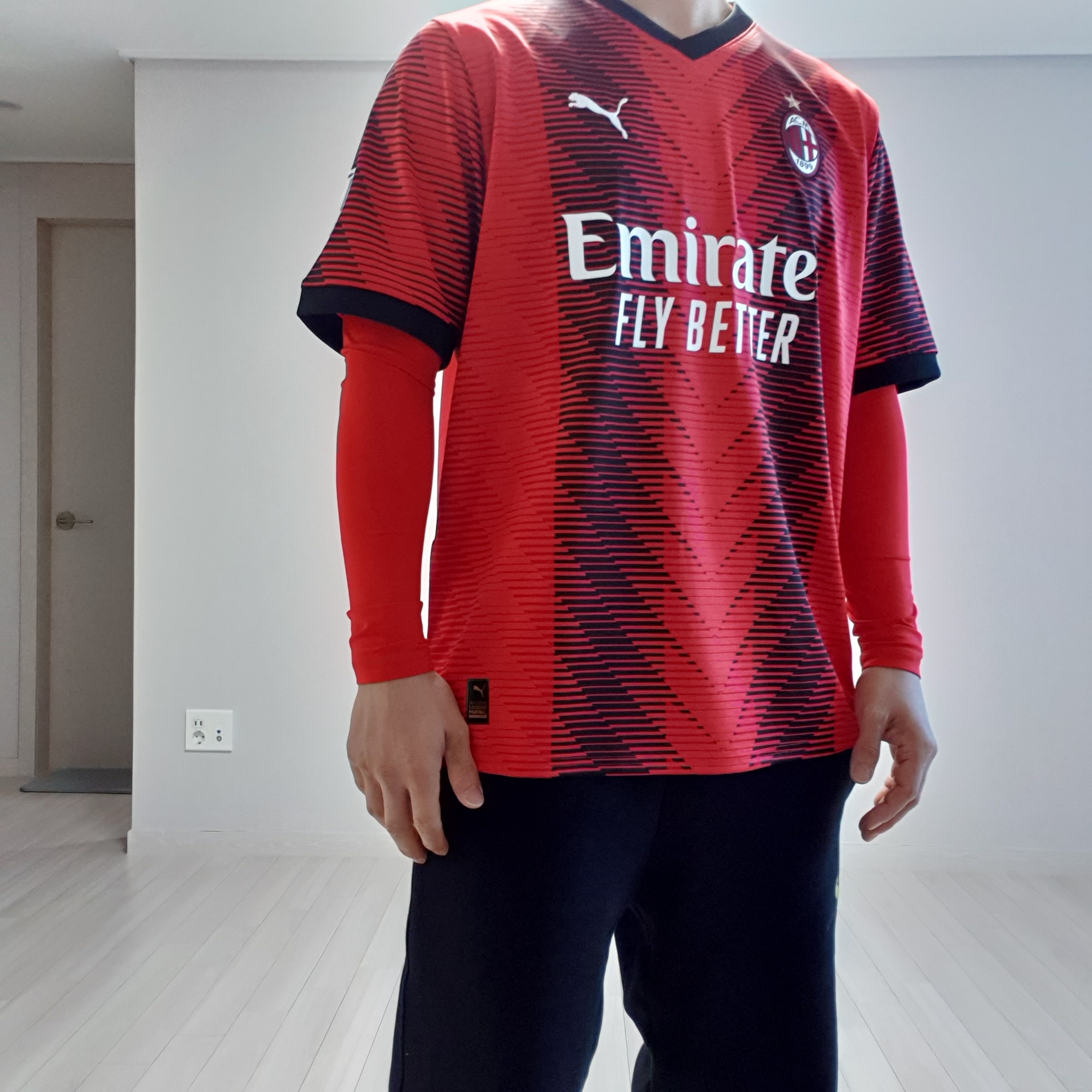 Adidas Manchester United 1988/90 Jersey Collegiate Royal - US Sizing, Puma AC Milan 2023/24 Home Jersey For All Time Red (Non Marking Ver.) 착용 스타일 - 4