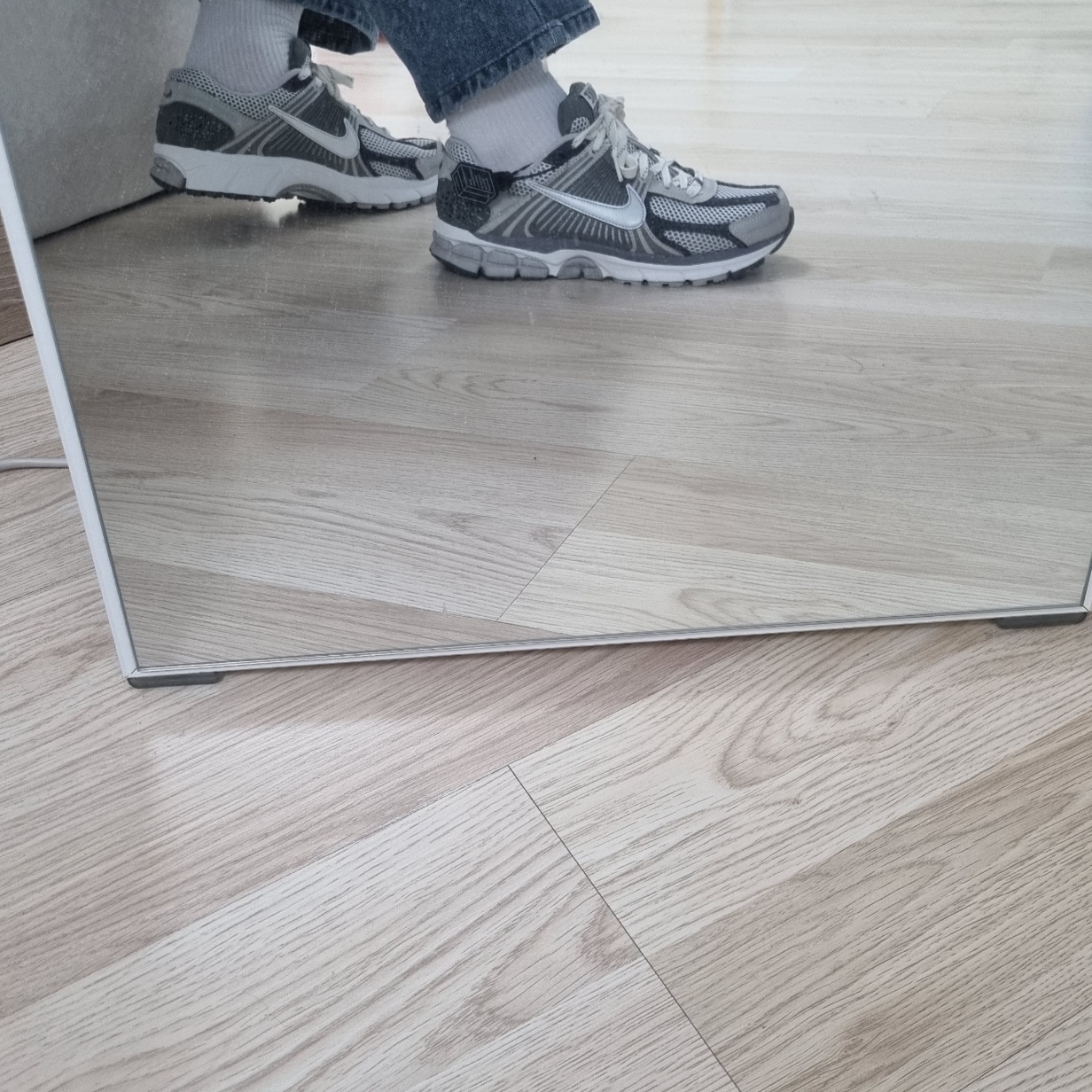 Nike Zoom Vomero 5 PRM Light Iron Ore and Flat Fewter 착용 스타일 - 3