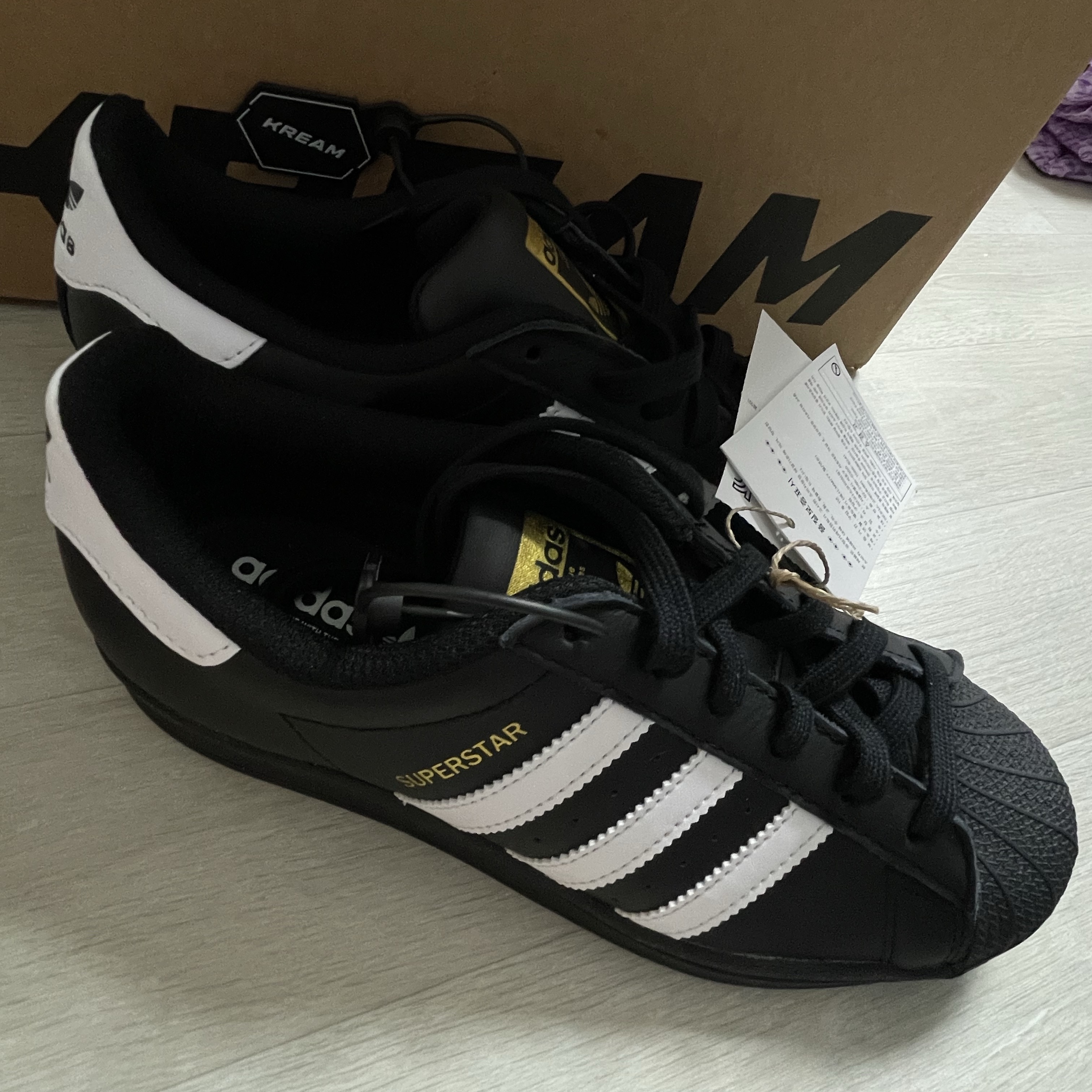 (J) Adidas Superstar Black White 착용 스타일