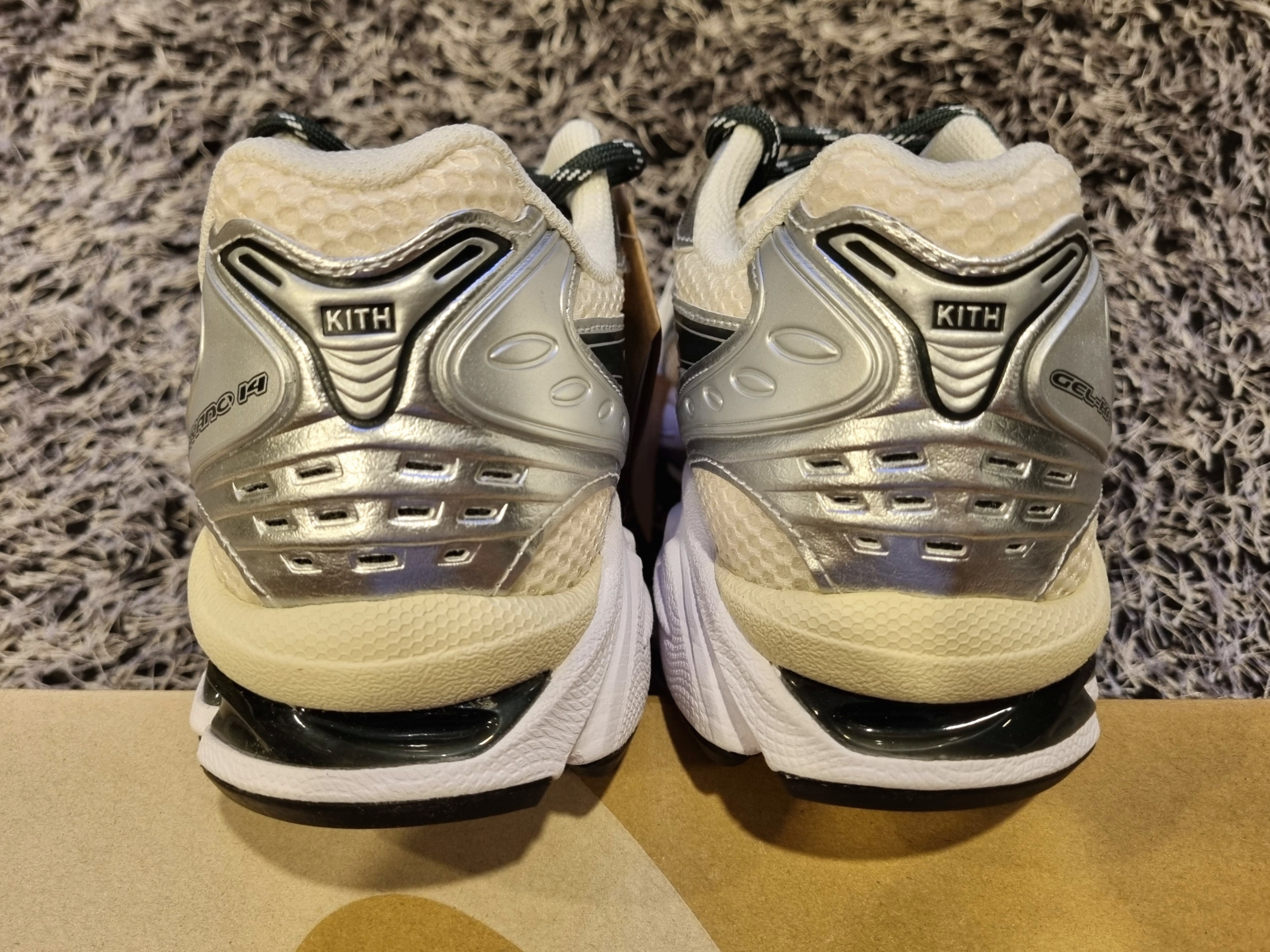Asics x Kith Gel-Kayano 14 Cream Scarab 착용 스타일 - 5