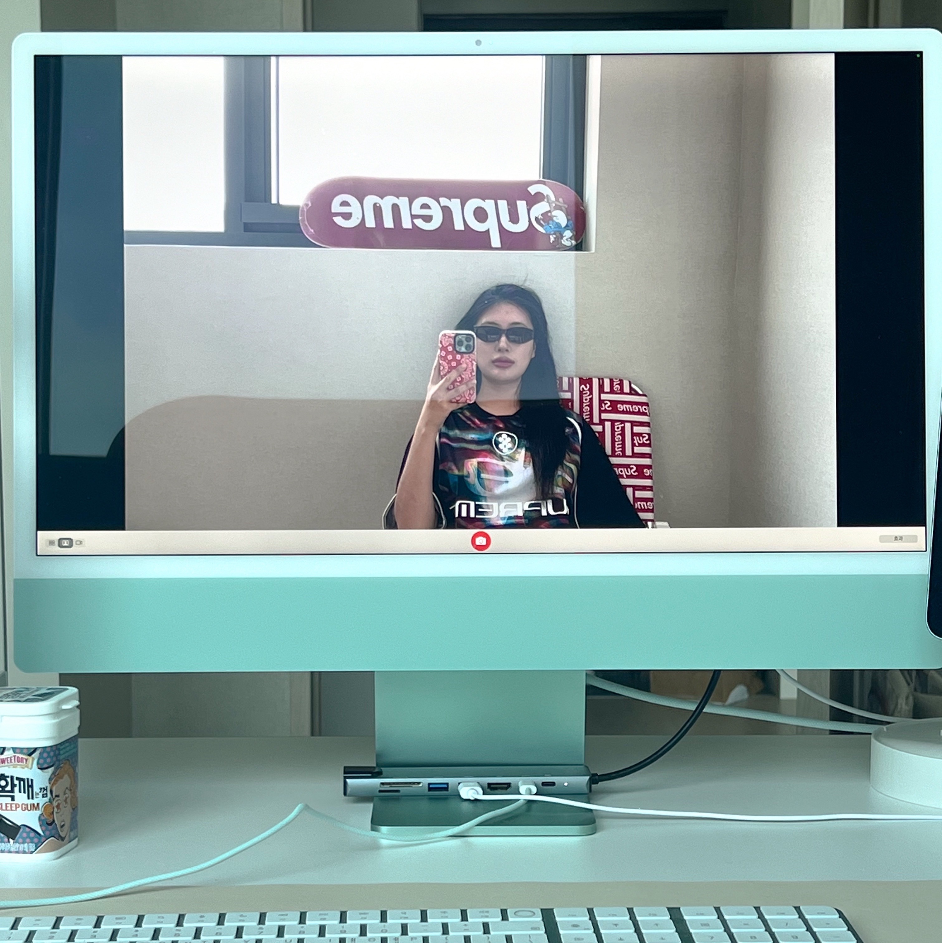 Supreme Feedback Soccer Jersey Black - 23SS, Supreme Smurf Skateboard Deck Red - 20FW 착용 스타일