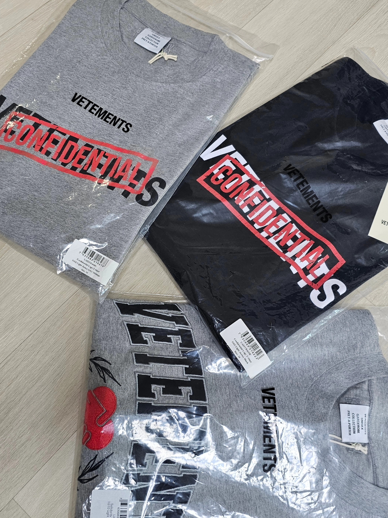 Balenciaga Be Kind Crewneck T-Shirt Grey, Balenciaga Destroyed Super Large Baggy Pants Blue 착용 스타일 - 9