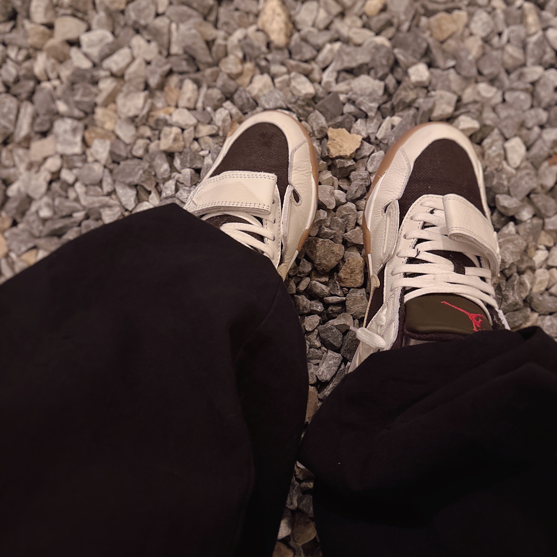 Jordan x Travis Scott Jumpman Jack TR Sail and Dark Mocha, Polyteru Human Index Index Cargo Pants Black 착용 스타일 - 1