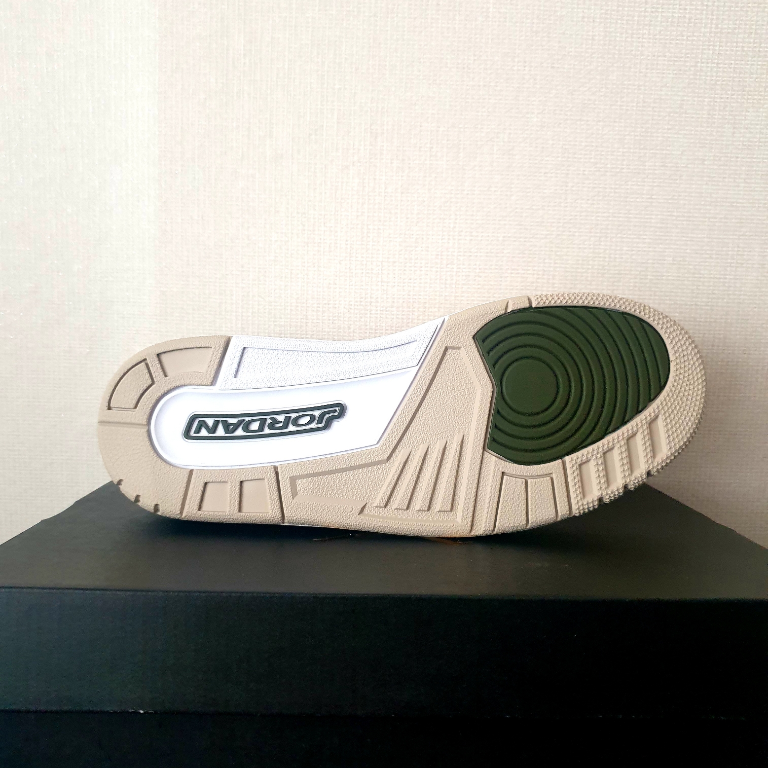 Jordan x Paris Saint-Germain Legacy 312 Low Sanddrift Rough Green 착용 스타일