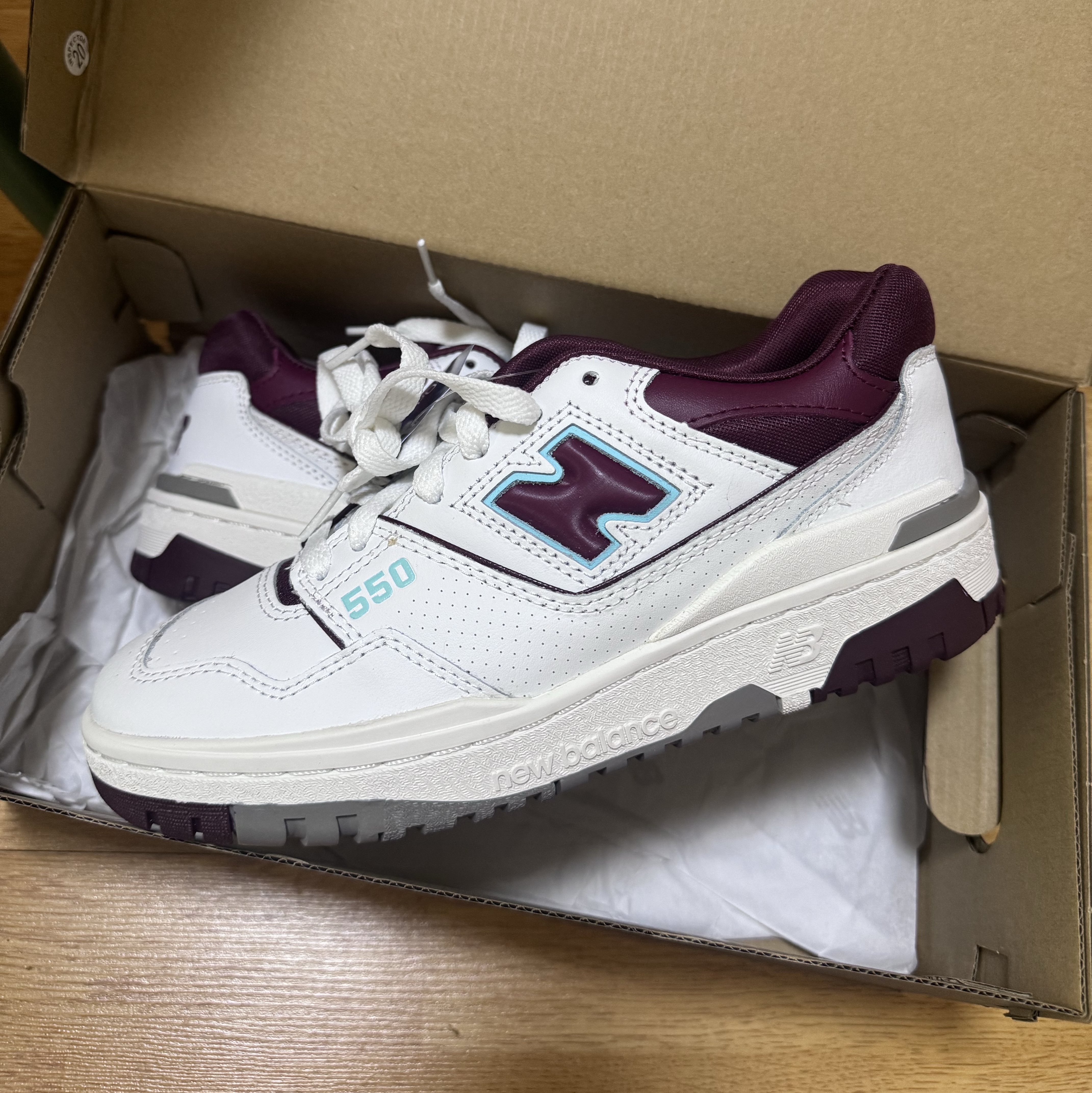 New Balance 550 Burgundy Cyan - 2E Wide 착용 스타일
