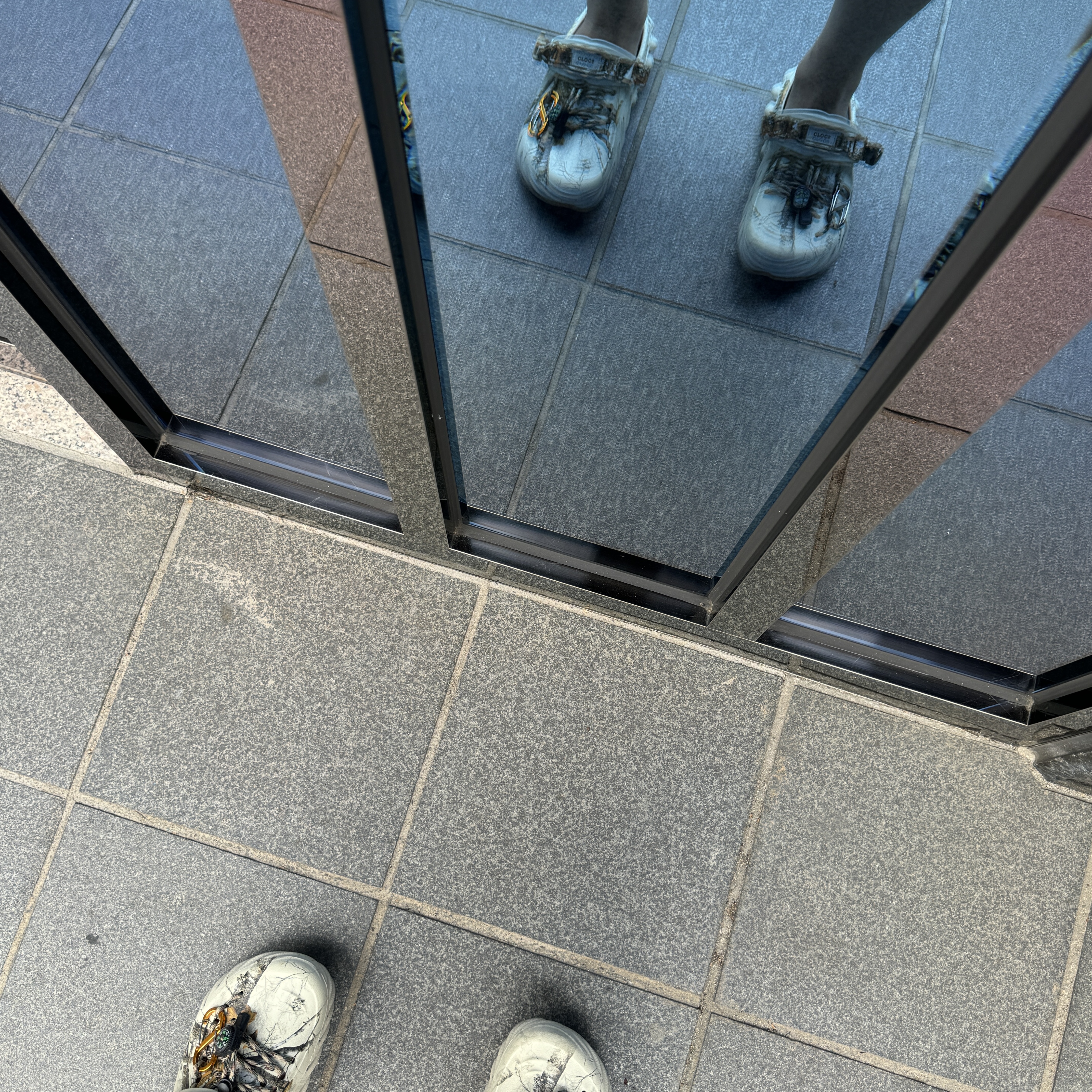 Crocs Echo Clog Real Tree Bone 착용 스타일