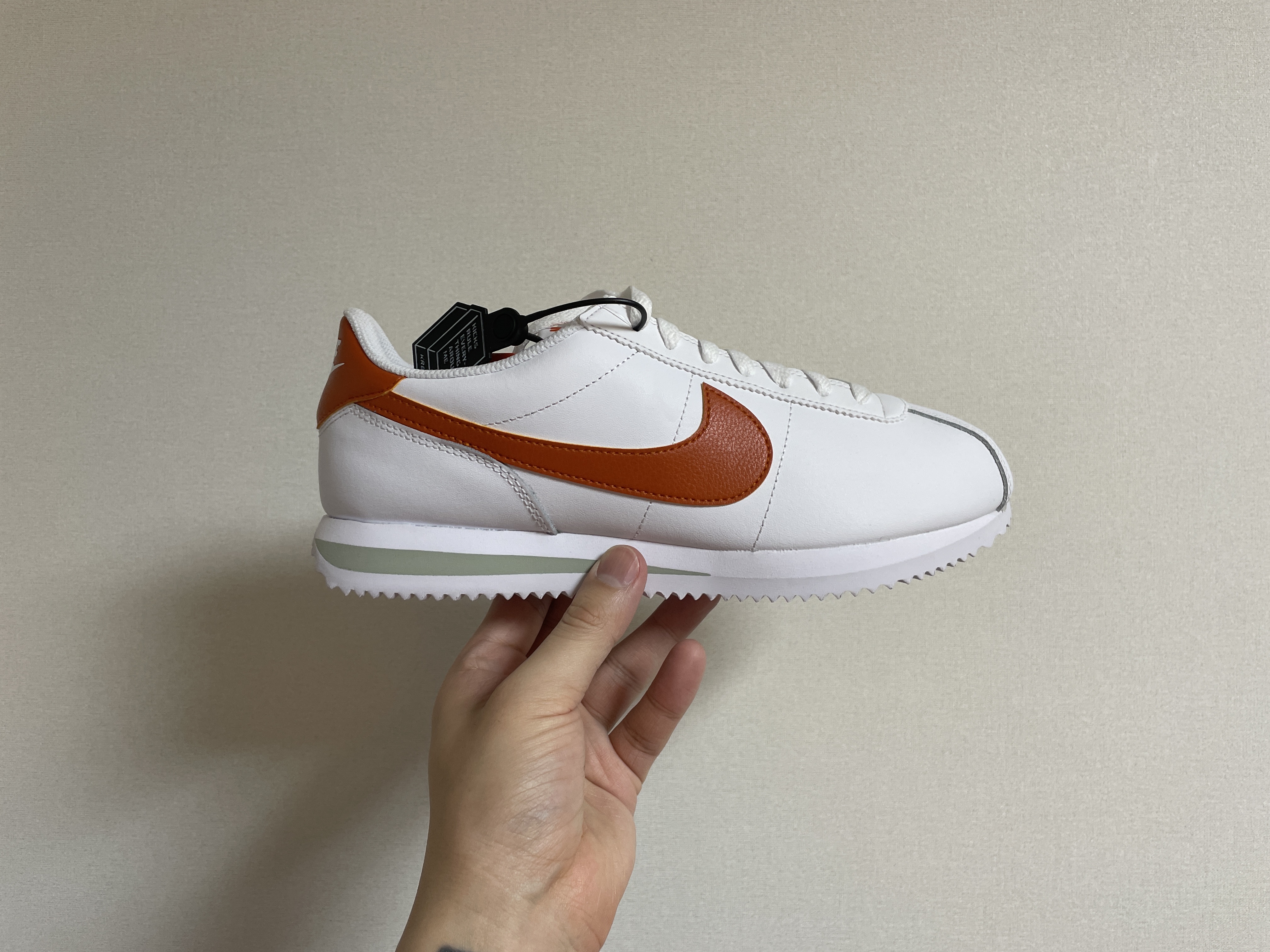 Nike Cortez White Campfire Orange 착용 스타일 - 2