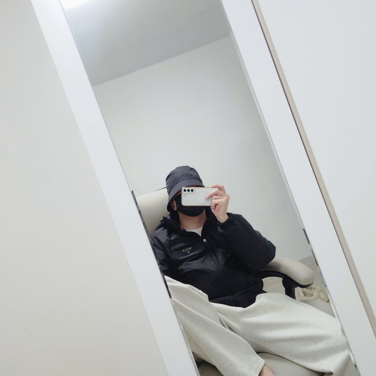 Prada Re-Nylon Padded Jacket Black 착용 스타일
