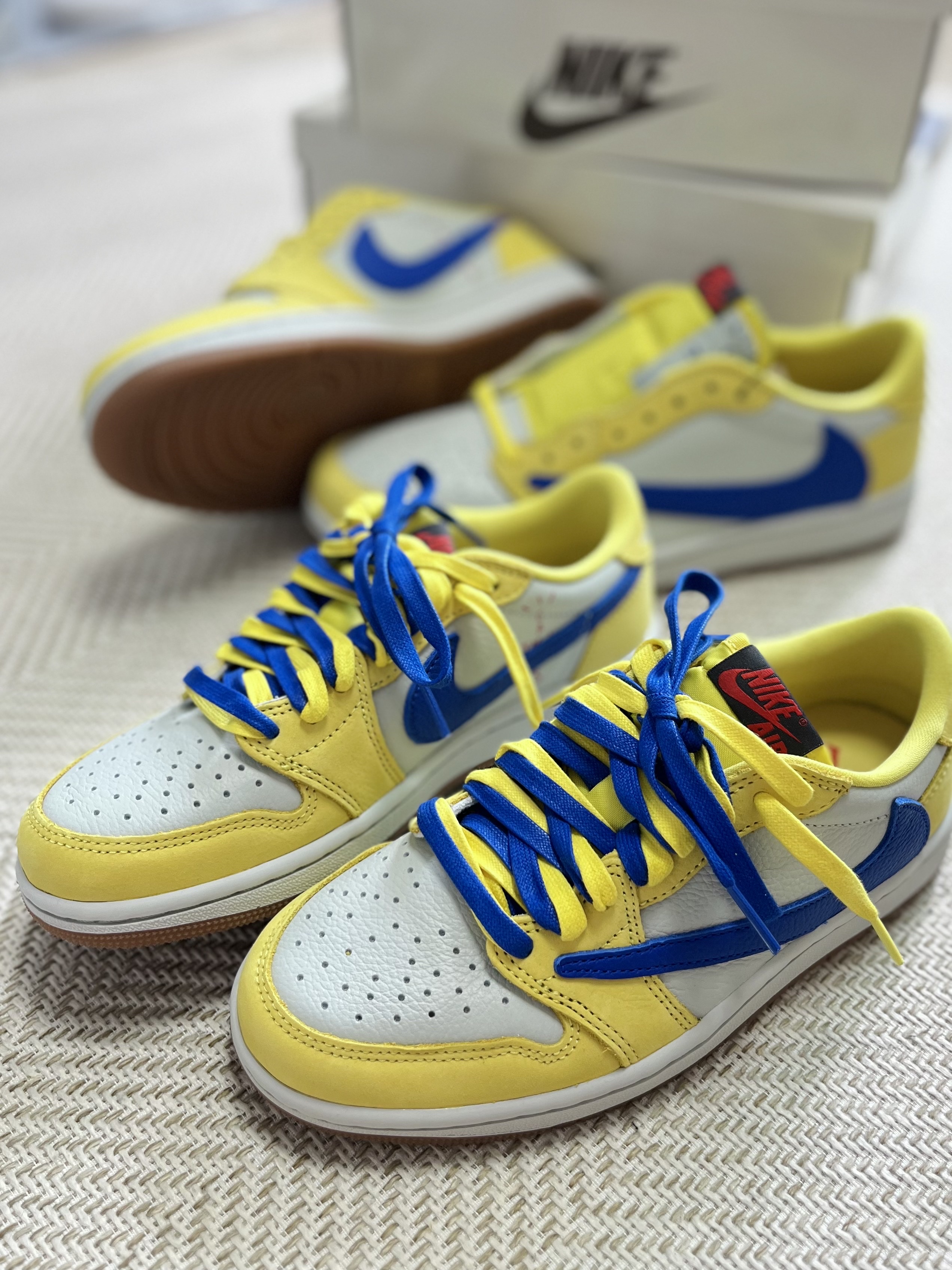 (W) Jordan 1 x Travis Scott Retro Low OG SP Canary 착용 스타일 - 1