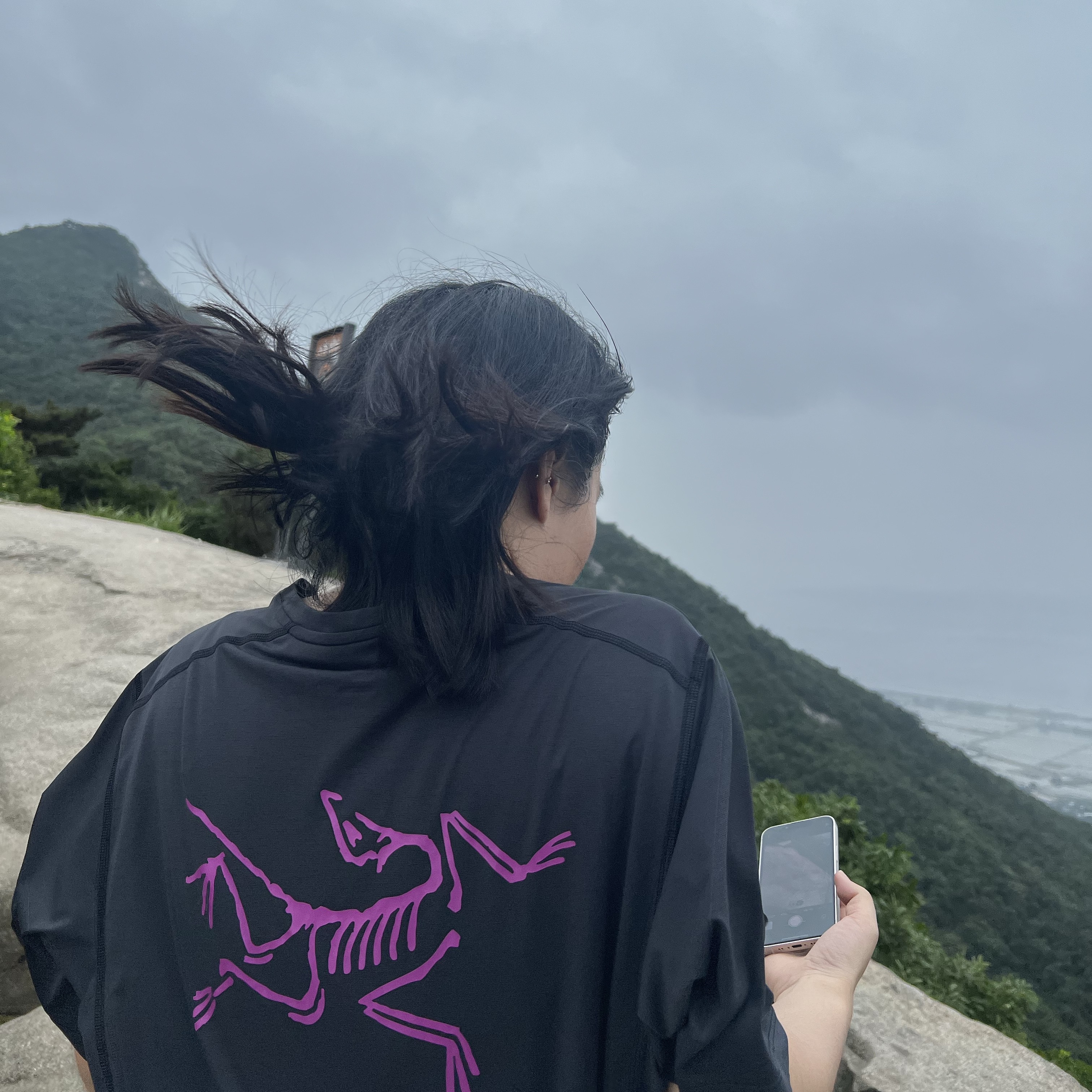 Arc'teryx Motus Arcword Crew SS T-Shirt Groovie Black Heather 착용 스타일