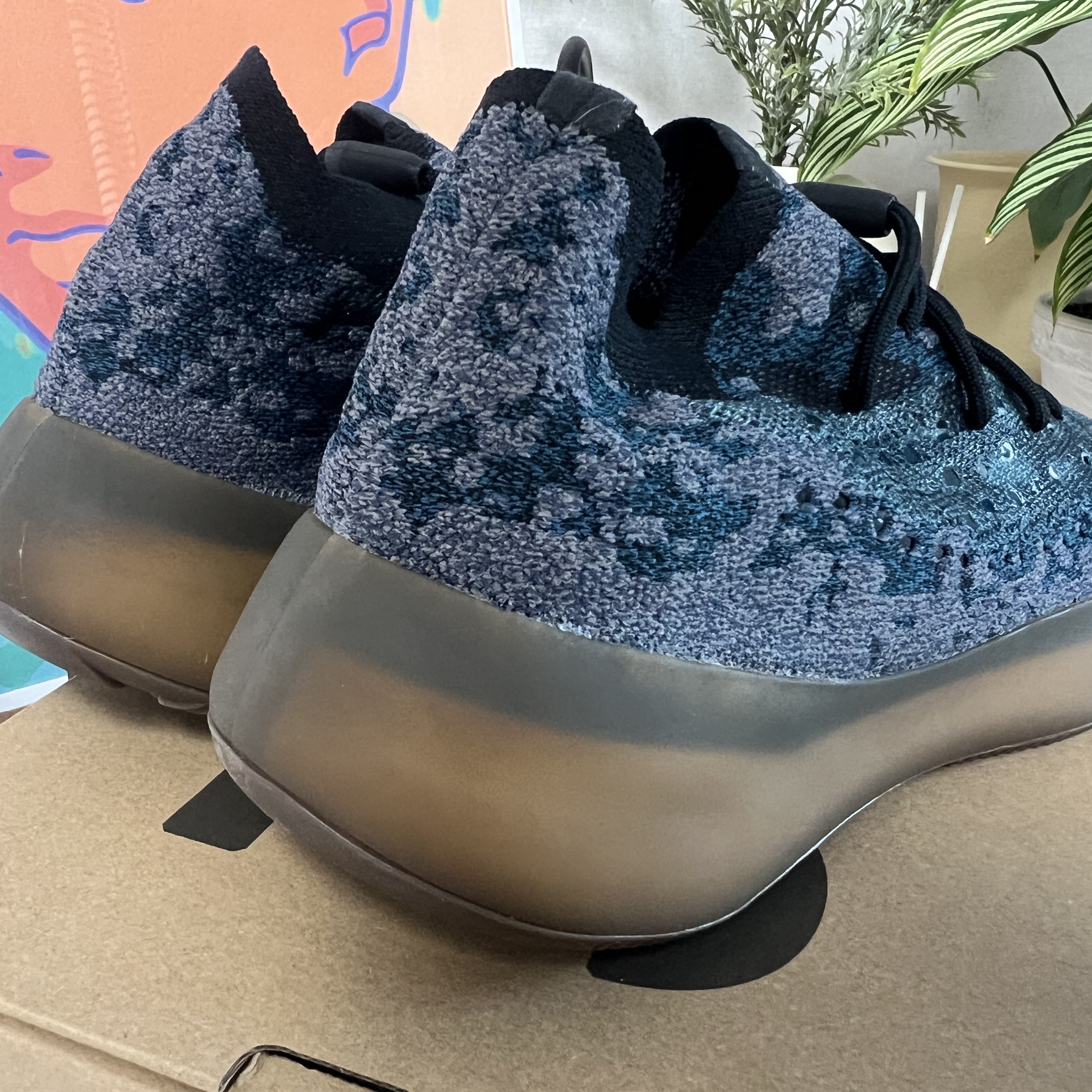 Adidas Yeezy Boost 380 Covellite 착용 스타일 - 3