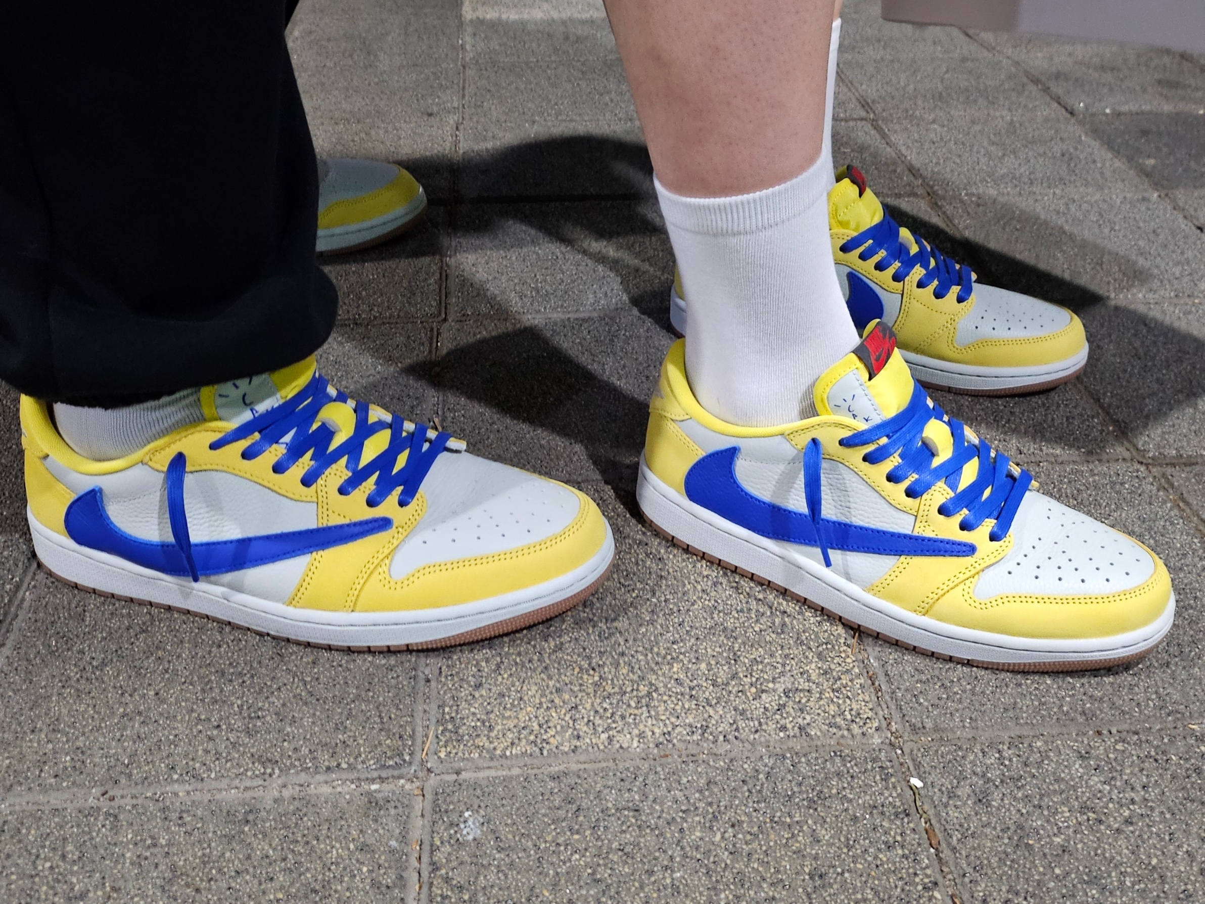 (W) Jordan 1 x Travis Scott Retro Low OG SP Canary 착용 스타일 - 3