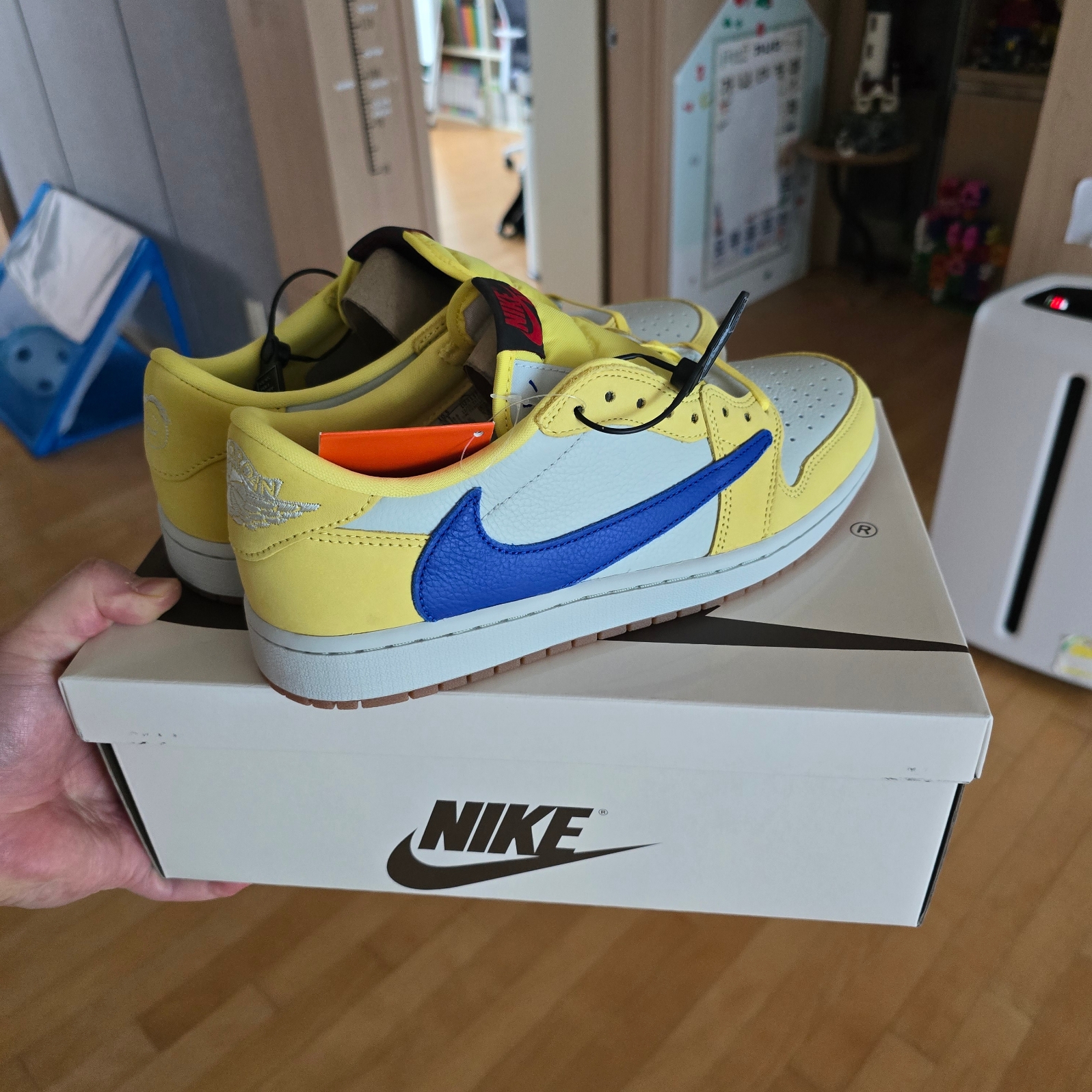 (W) Jordan 1 x Travis Scott Retro Low OG SP Canary 착용 스타일 - 1