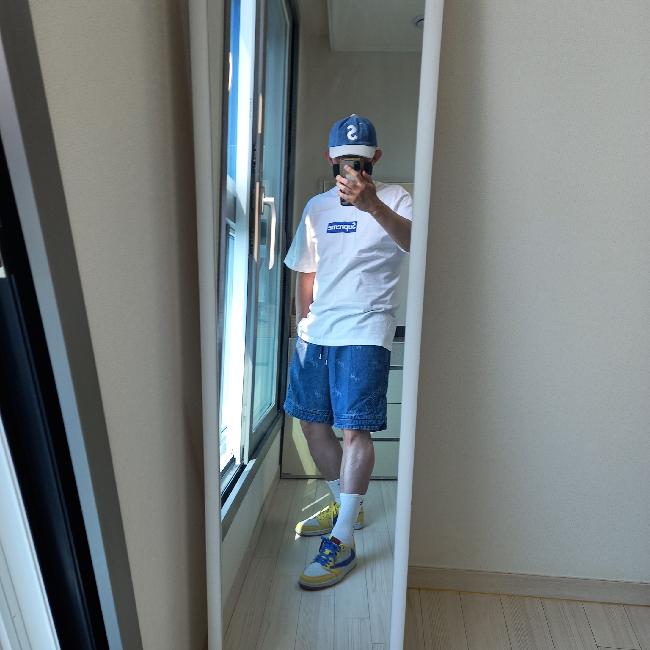 Supreme 2-Tone S Logo 6-Panel Washed Denim - 24SS, Supreme Seoul Box Logo T-Shirt White - 23FW 착용 스타일 - 1