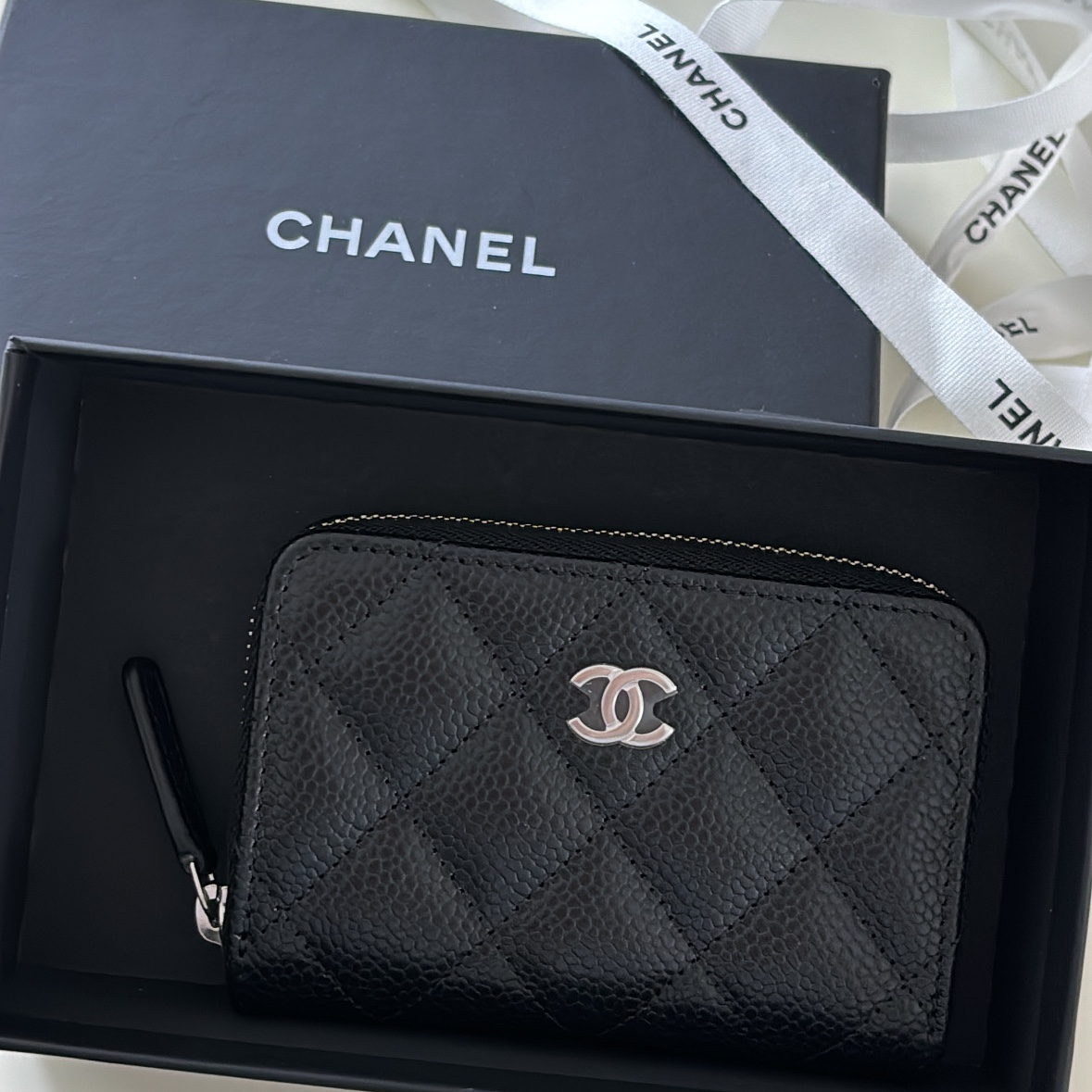 Chanel Classic Zipped Coin Purse Grained Calfskin & Silver Black 착용 스타일