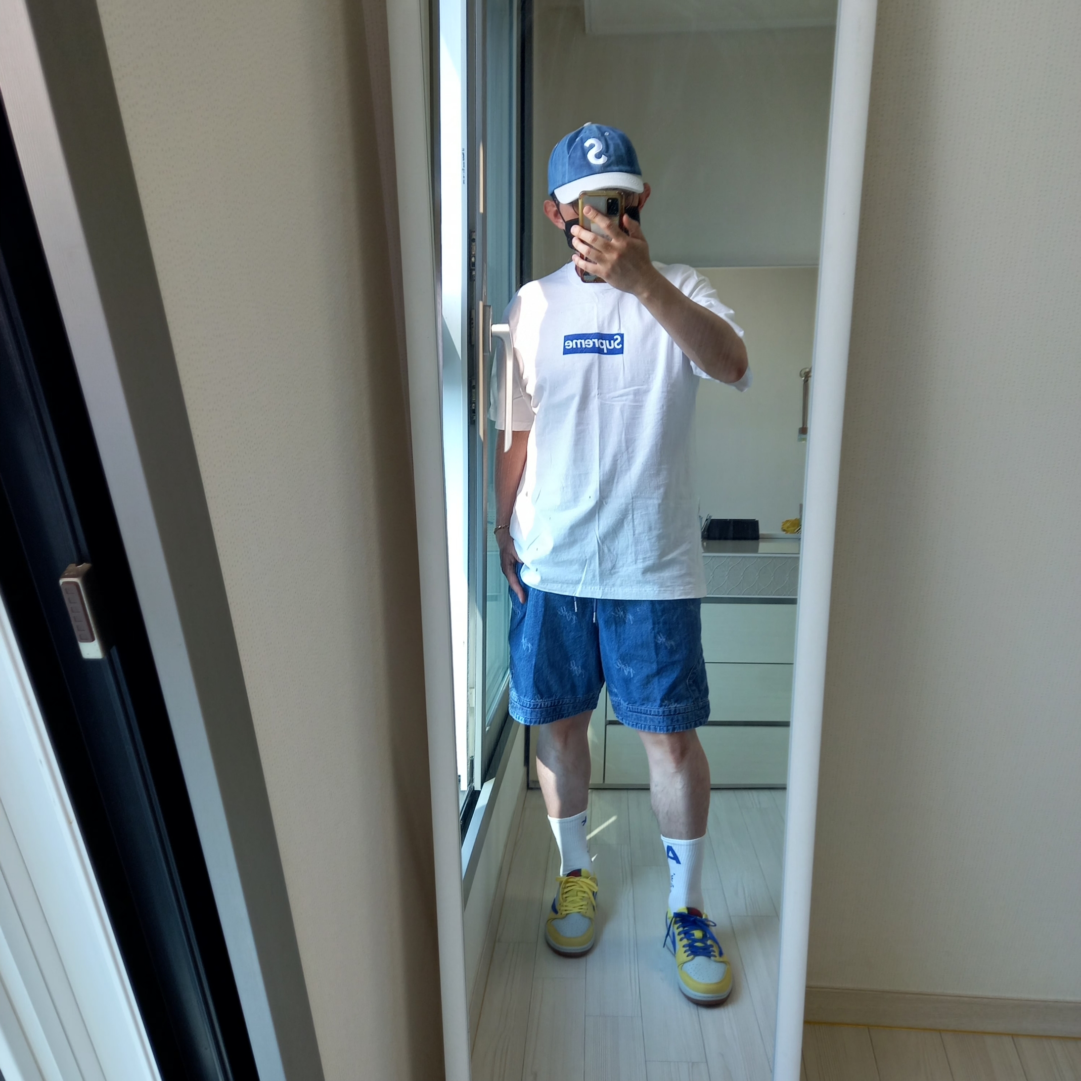 Supreme 2-Tone S Logo 6-Panel Washed Denim - 24SS, Supreme Seoul Box Logo T-Shirt White - 23FW 착용 스타일 - 4