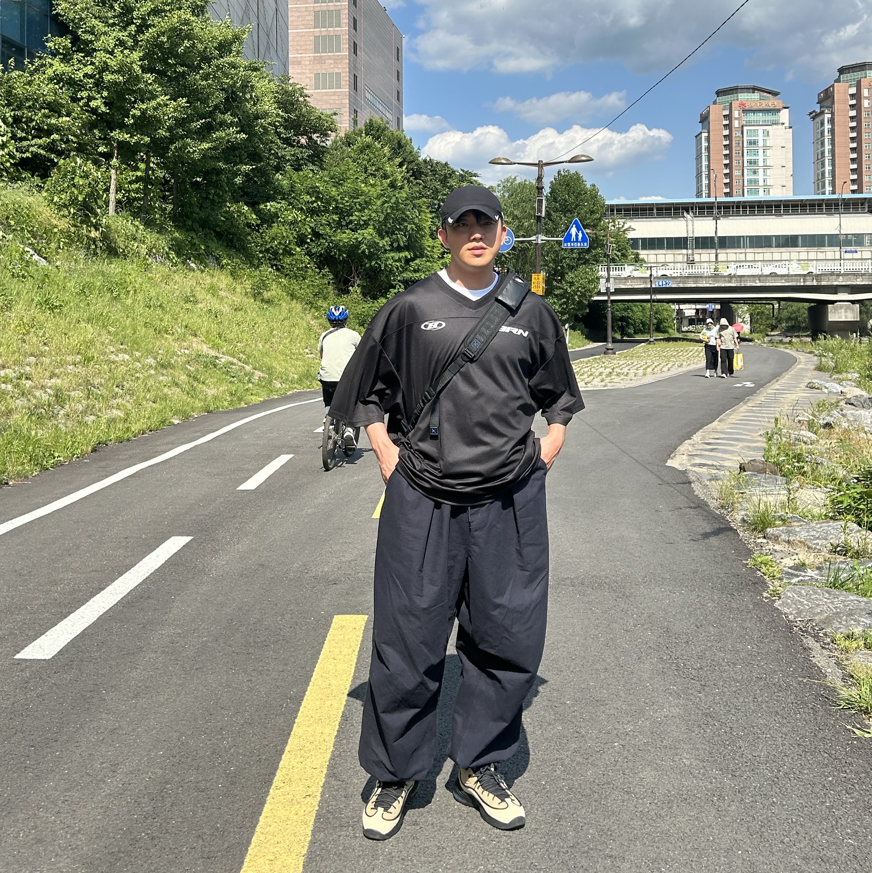 Ader Error x Eastpak Up-Down Sling Black, Nike x Stussy Air Penny II Rattan and Limestone 착용 스타일 - 1