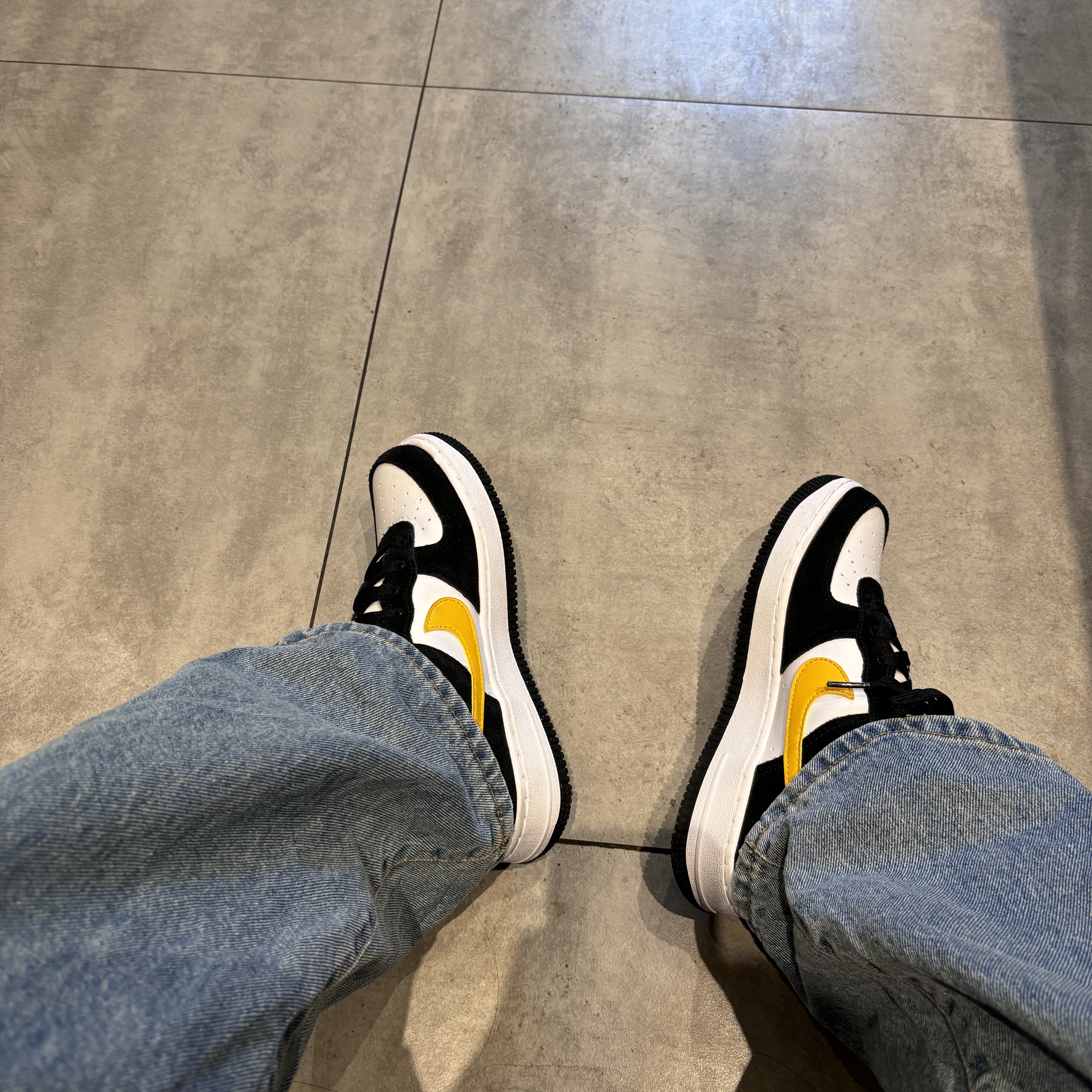 (GS) Nike Air Force 1 LV8 Athletic Club Black Dark Sulfur 착용 스타일