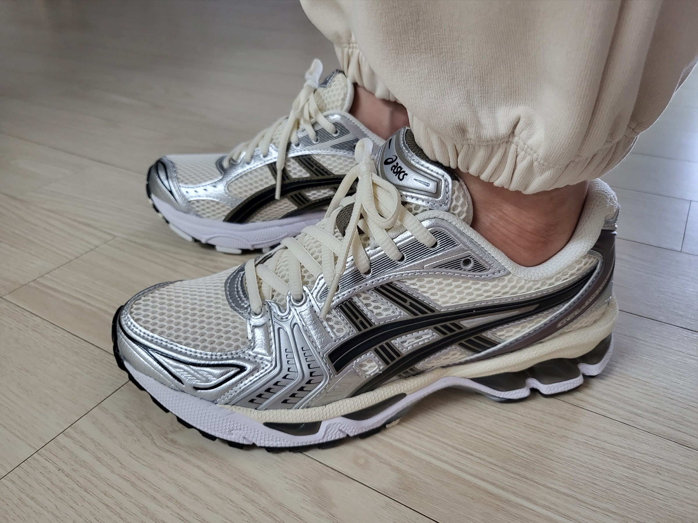 Asics Gel-Kayano 14 Cream Black 착용 스타일 - 2