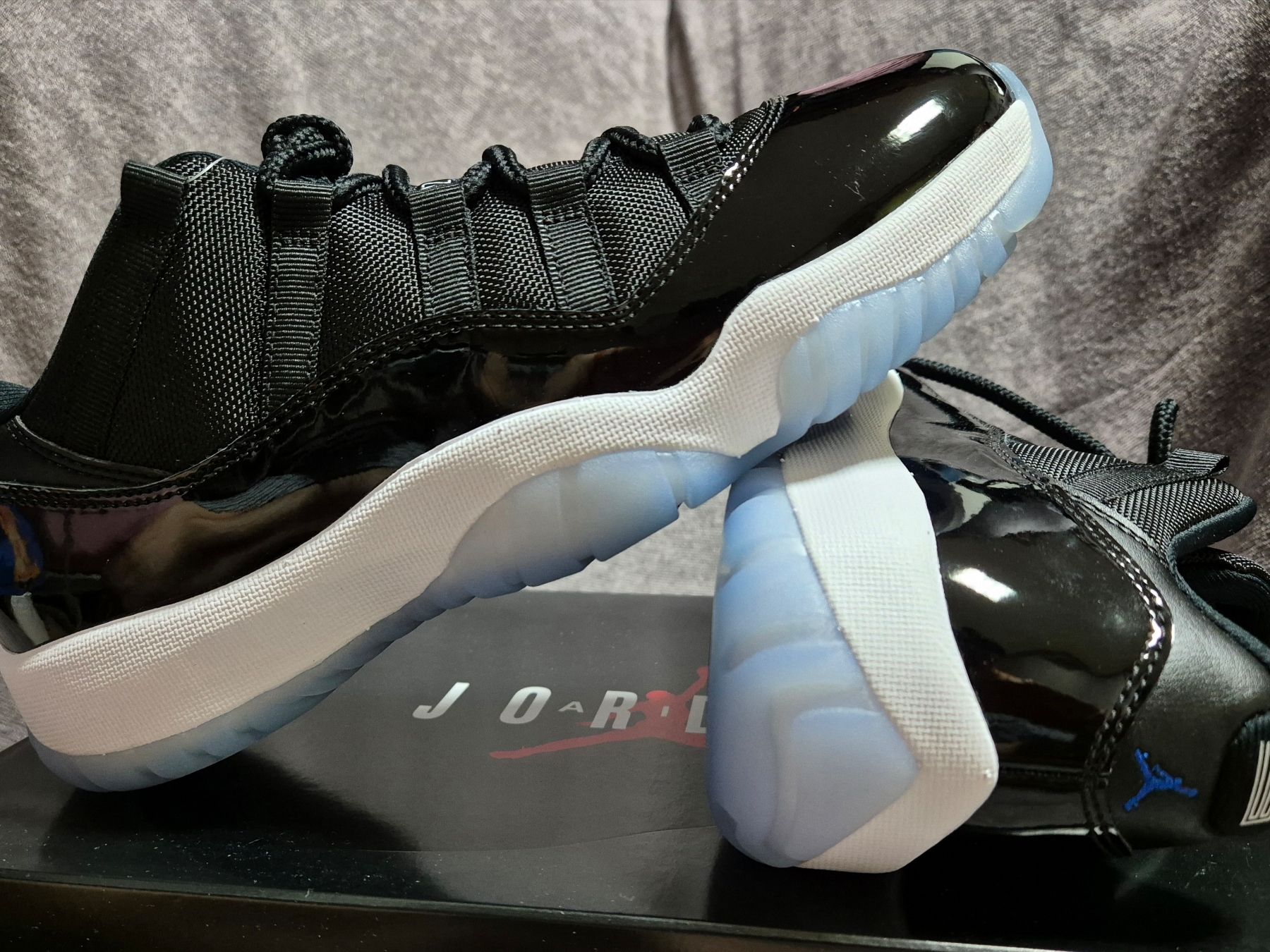 Jordan 11 Retro Low Black and Varsity Royal 착용 스타일 - 3