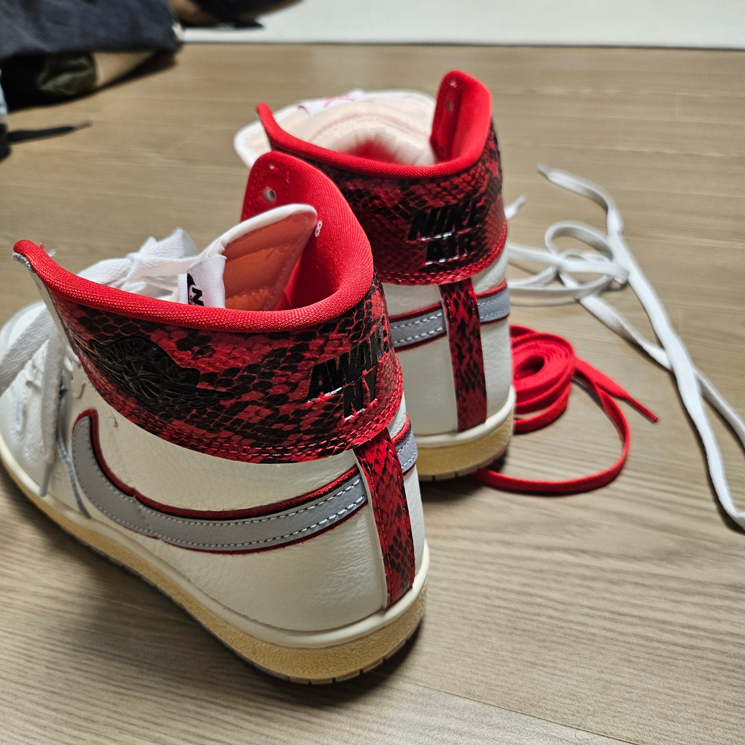 Jordan x Awake NY Air Ship PE SP Sail University Red, Nike Cortez White and Black 착용 스타일 - 3