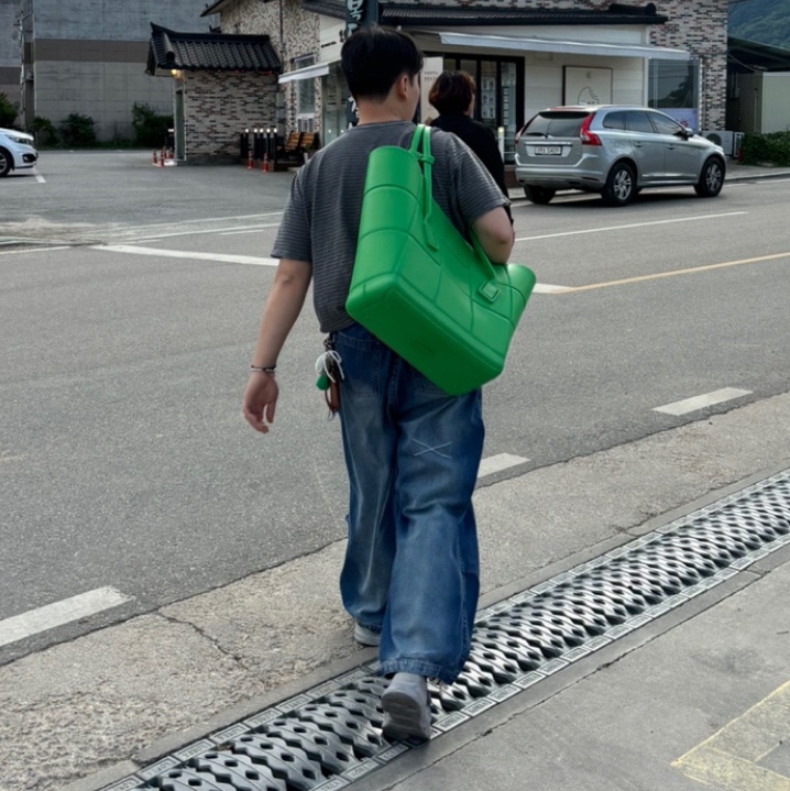 Bottega Veneta Arco Large Rubber Shopping Bag Grass 착용 스타일