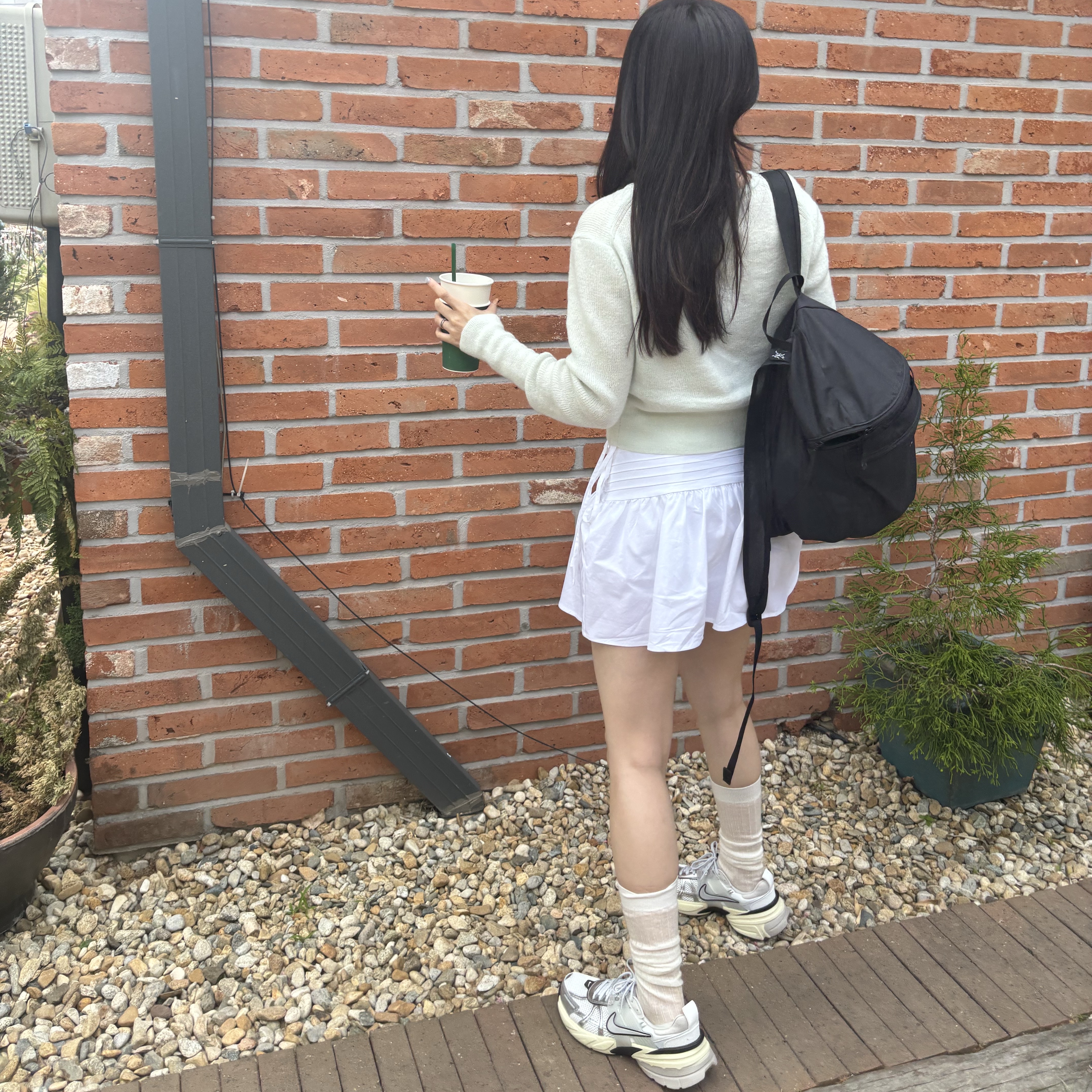 Nike V2K Run Summit White Metallic Silver, Arc'teryx Heliad 15 Backpack Black 착용 스타일 - 1