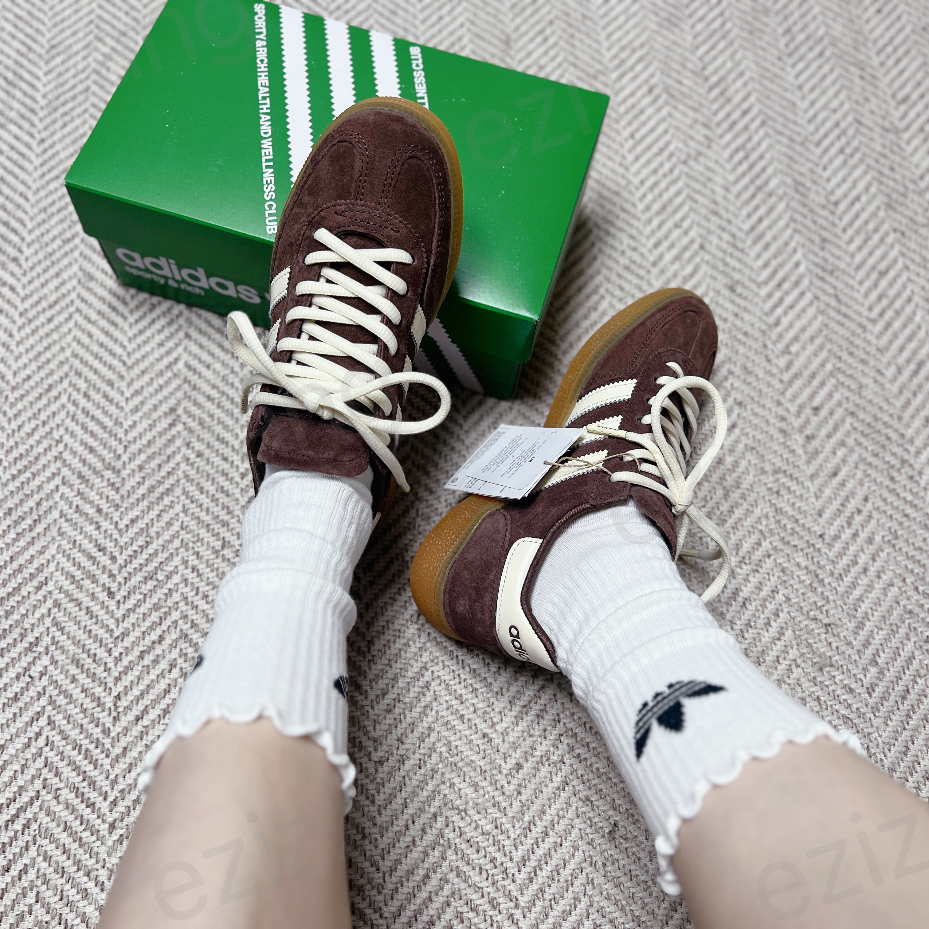 Adidas x Sporty & Rich Spezial Handball Auburn Cream White 착용 스타일 - 1