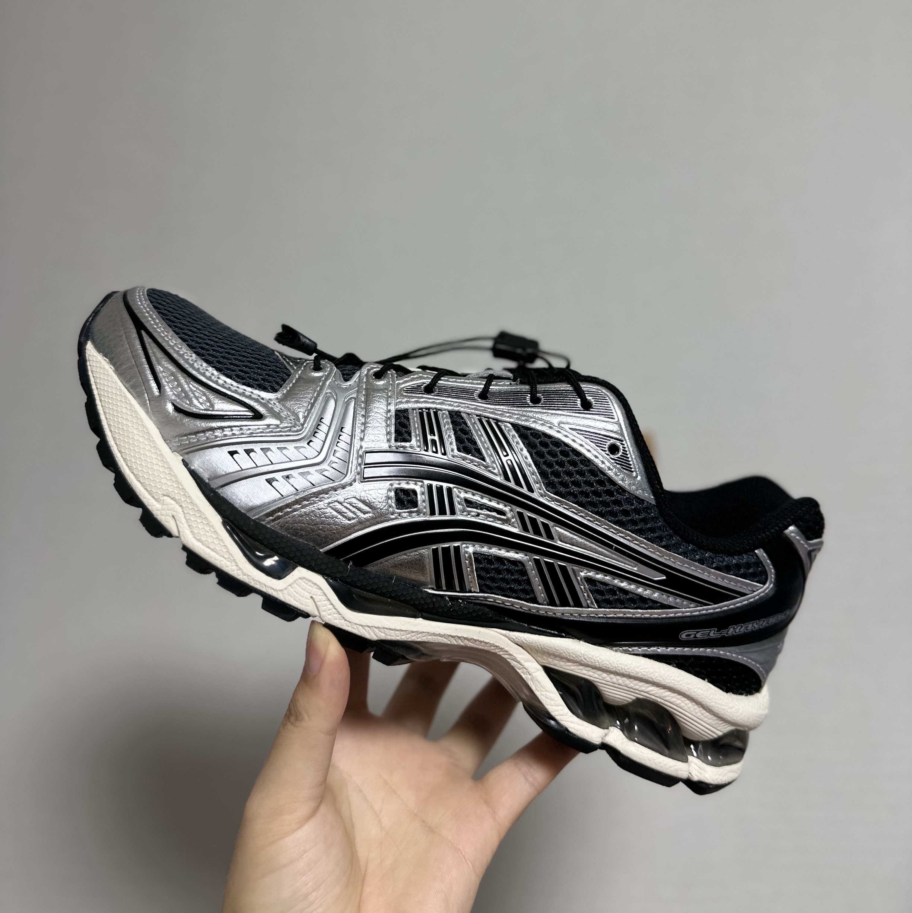 Asics Unlimited Gel-Kayano 14 Carrier Grey Black 착용 스타일