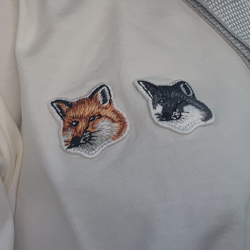 Maison Kitsune Double Fox Head Patch Classic T-Shirt Latte 착용 스타일
