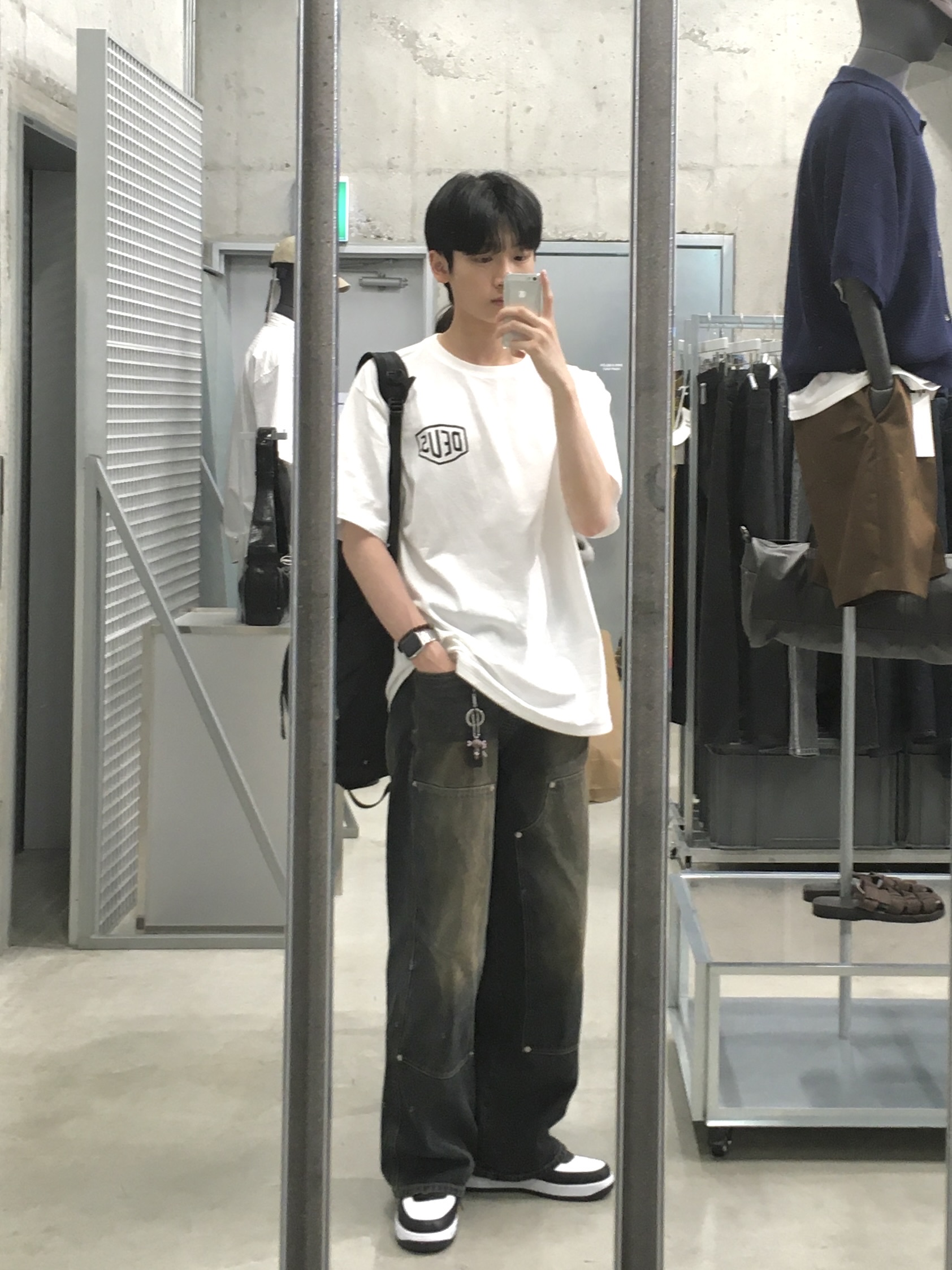 Deus Ex Machina Seoul Address T-Shirt White 착용 스타일 - 2