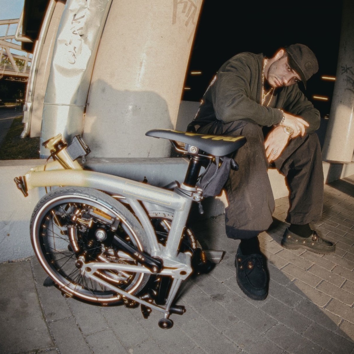 Brompton x Palace C Line Urban 2 Speed Glowstick Yellow 착용 스타일 - 4