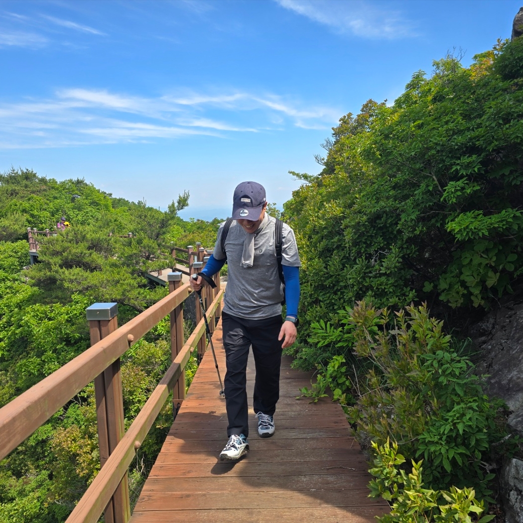 Nike ACG Air Exploraid Neutral Grey and Ash Green, Nike ACG UV Hiking Pants Black - Asia 착용 스타일