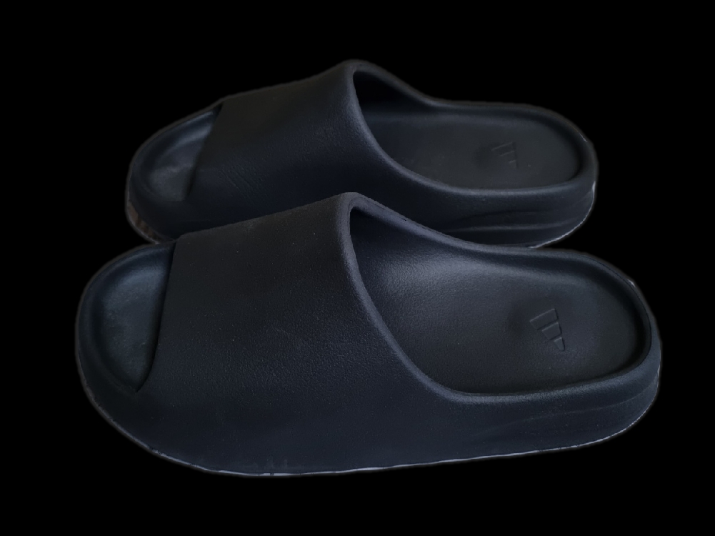 Adidas Yeezy Slide Onyx 착용 스타일 - 1