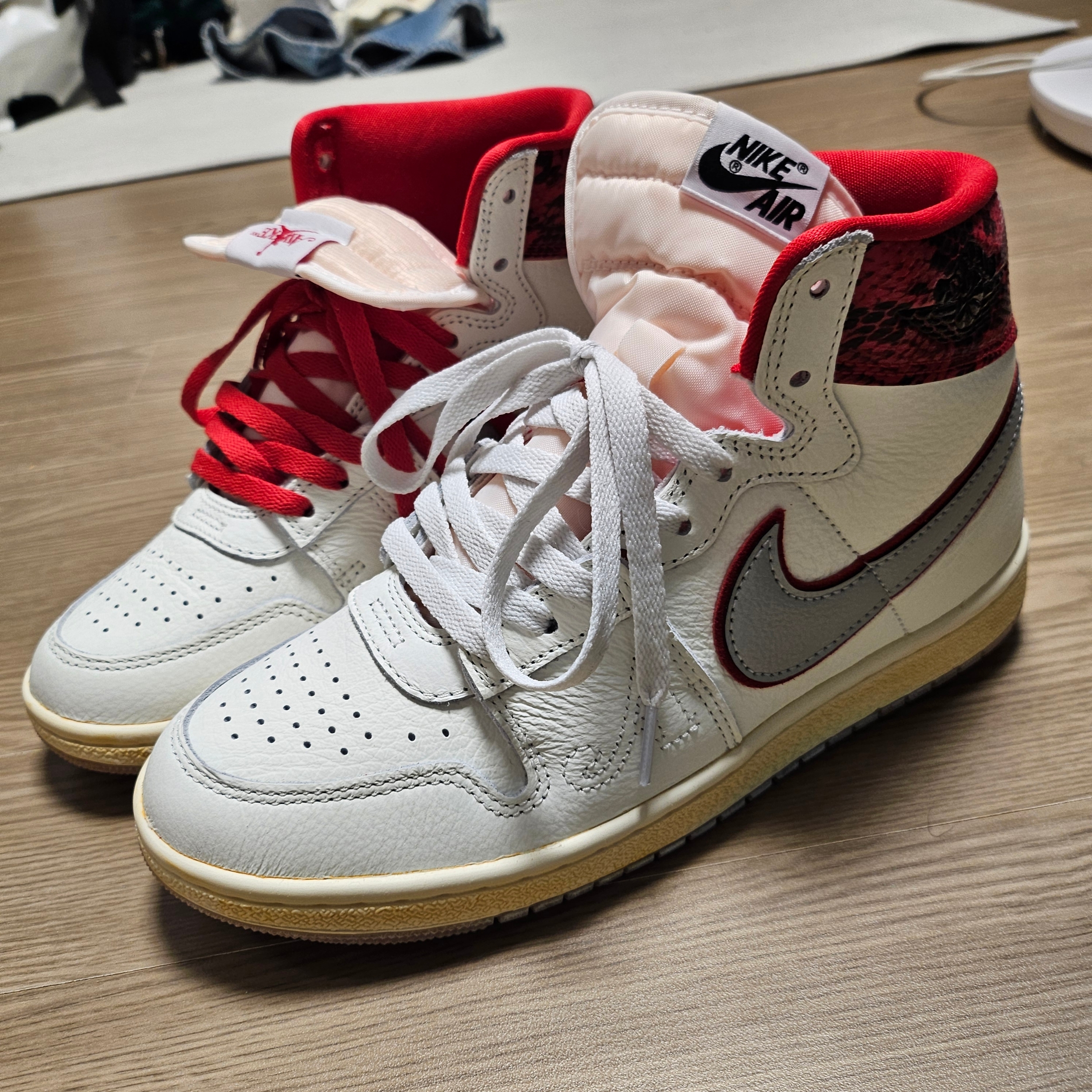 Jordan x Awake NY Air Ship PE SP Sail University Red, Nike Cortez White and Black 착용 스타일 - 1
