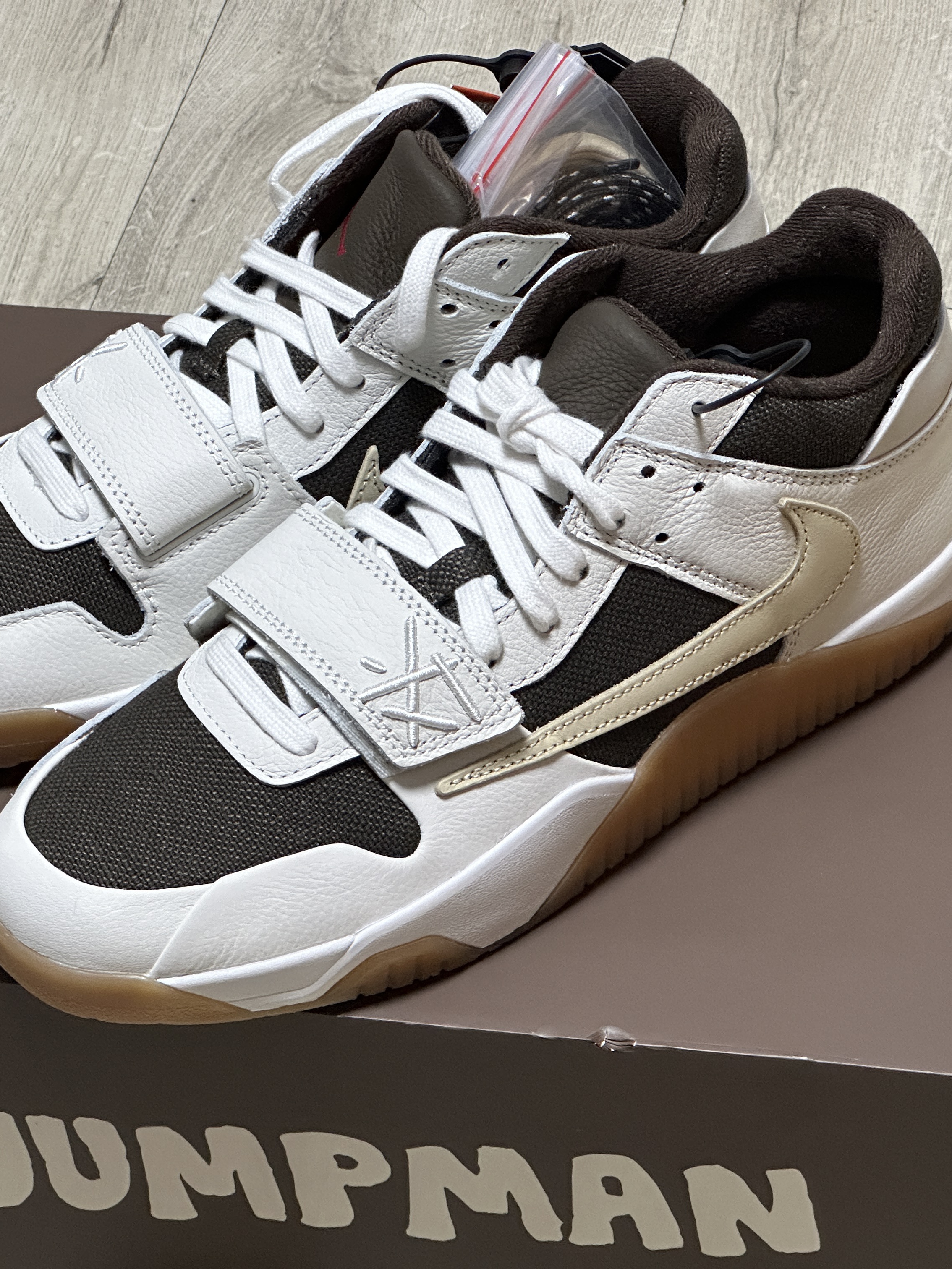 Jordan x Travis Scott Jumpman Jack TR Sail and Dark Mocha 착용 스타일 - 2