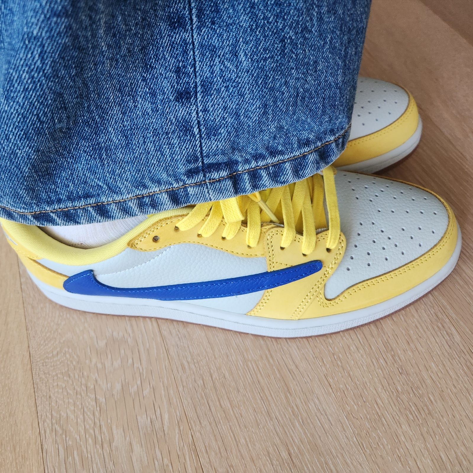 (W) Jordan 1 x Travis Scott Retro Low OG SP Canary 착용 스타일 - 1