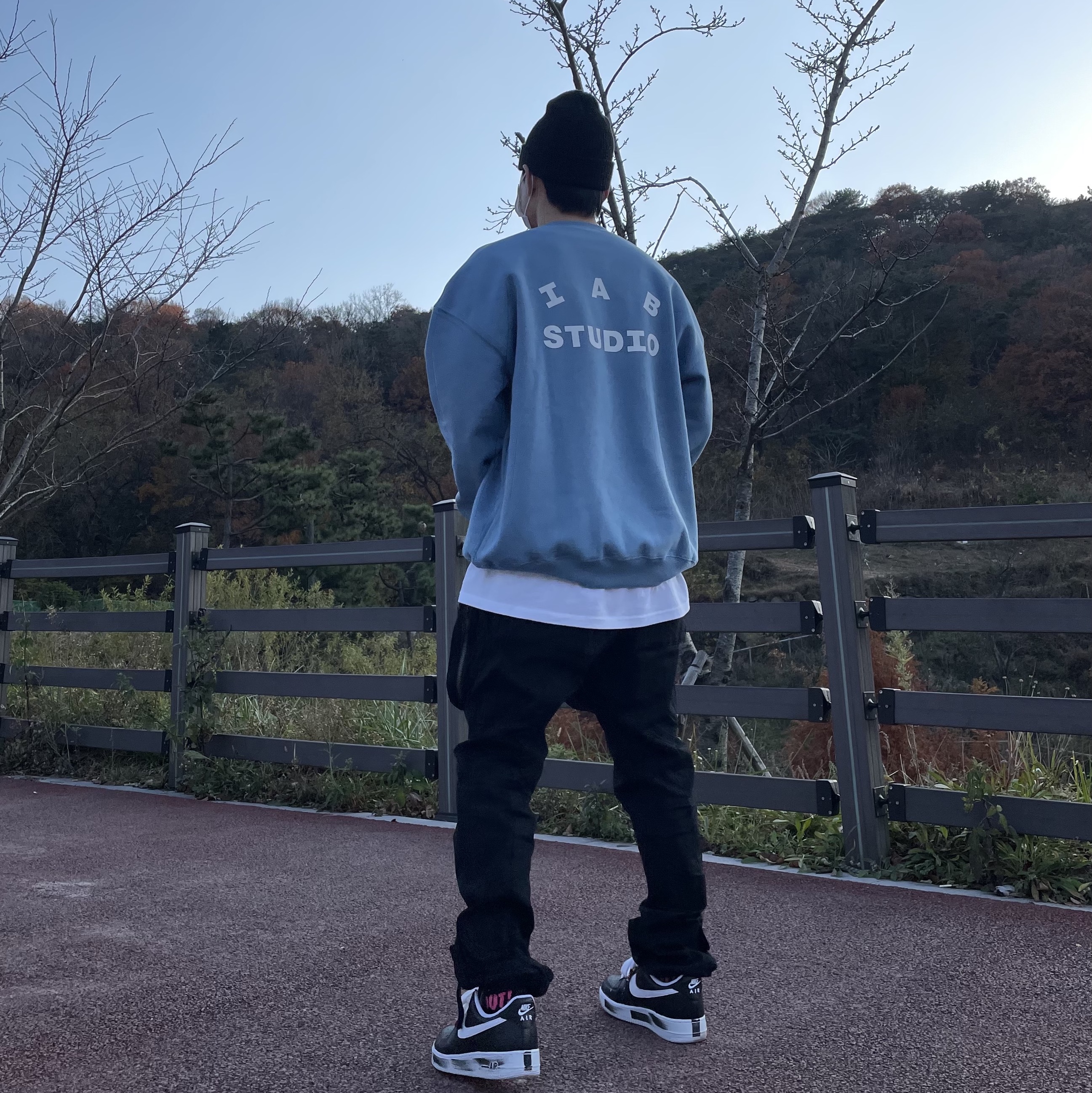 IAB Studio Crewneck Sky Blue 착용 스타일