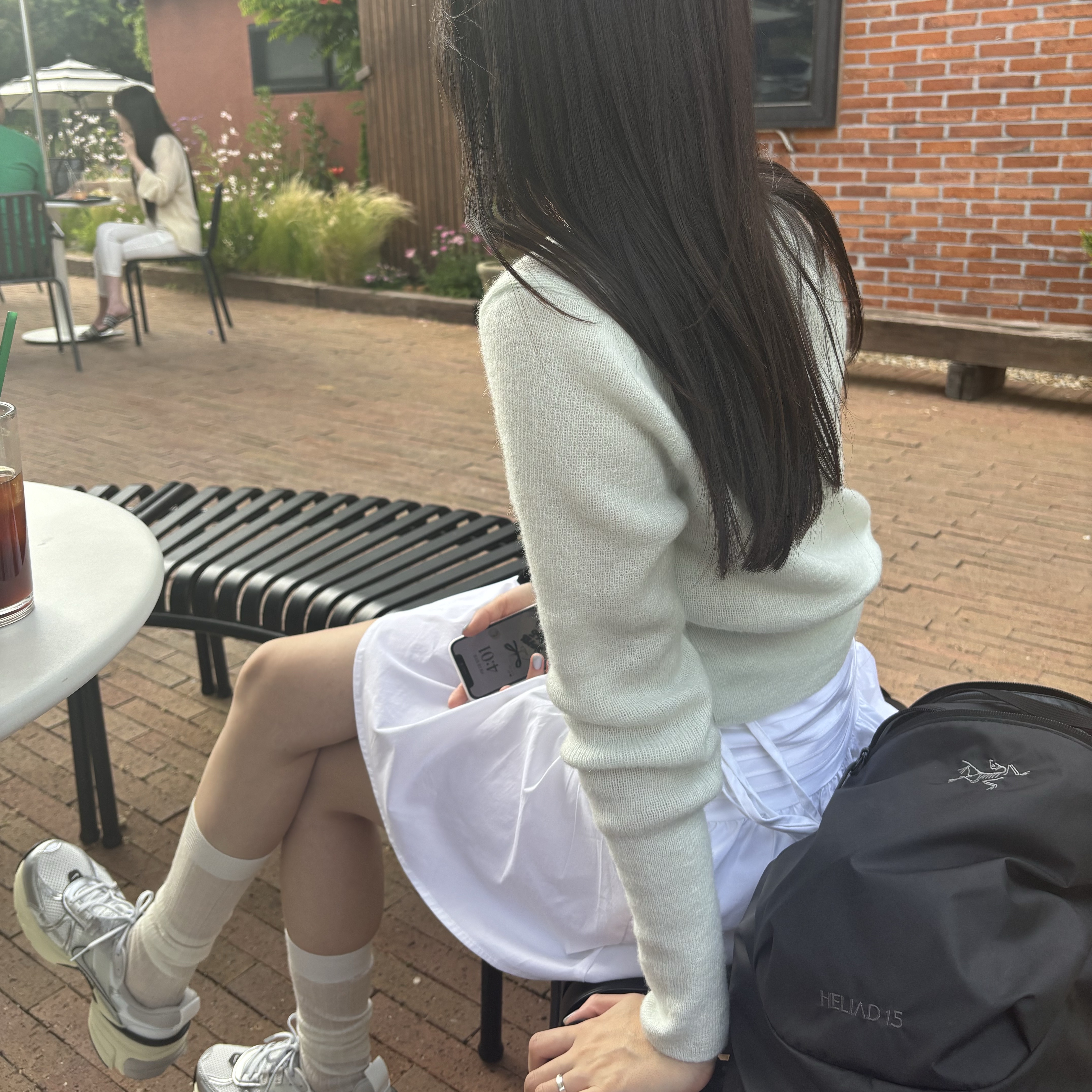 Nike V2K Run Summit White Metallic Silver, Arc'teryx Heliad 15 Backpack Black 착용 스타일 - 2