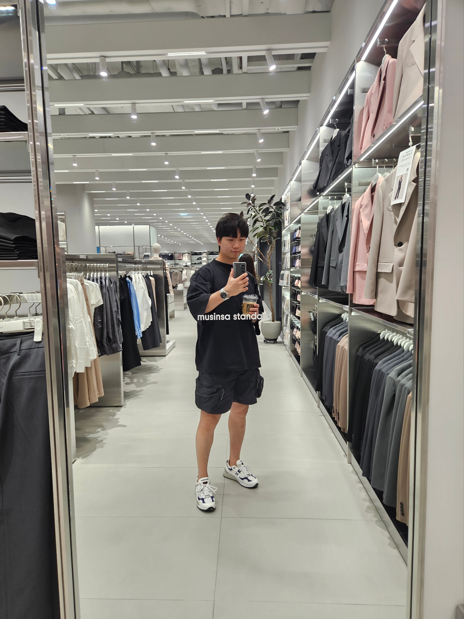Nike ACG Snowgrass Cargo Shorts Black - Asia, Yeezy Gap Engineered By Balenciaga Dove 3/4 Sleeve T-Shirt Black 착용 스타일