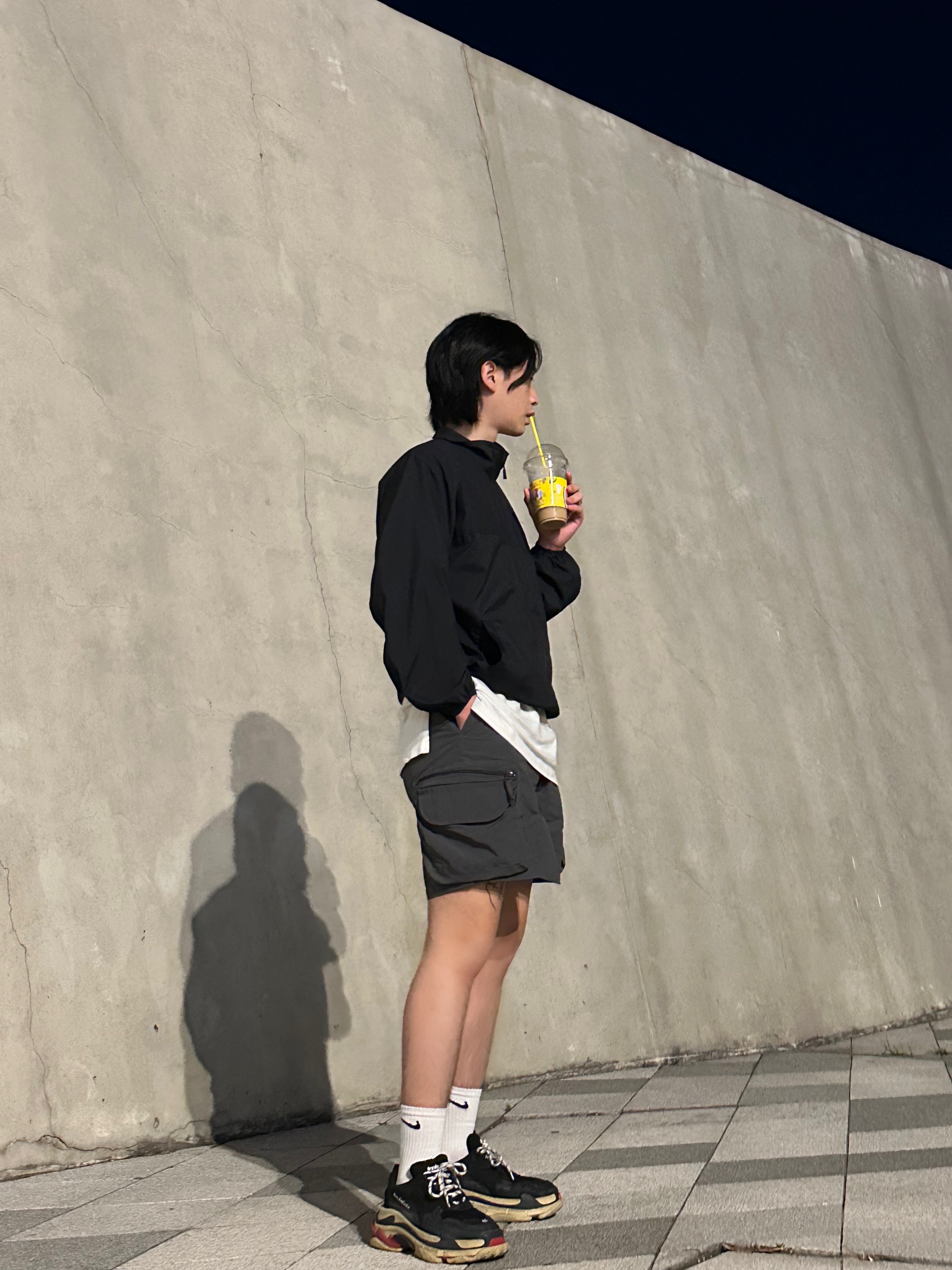 Balenciaga Triple S Sneakers Black 착용 스타일 - 2