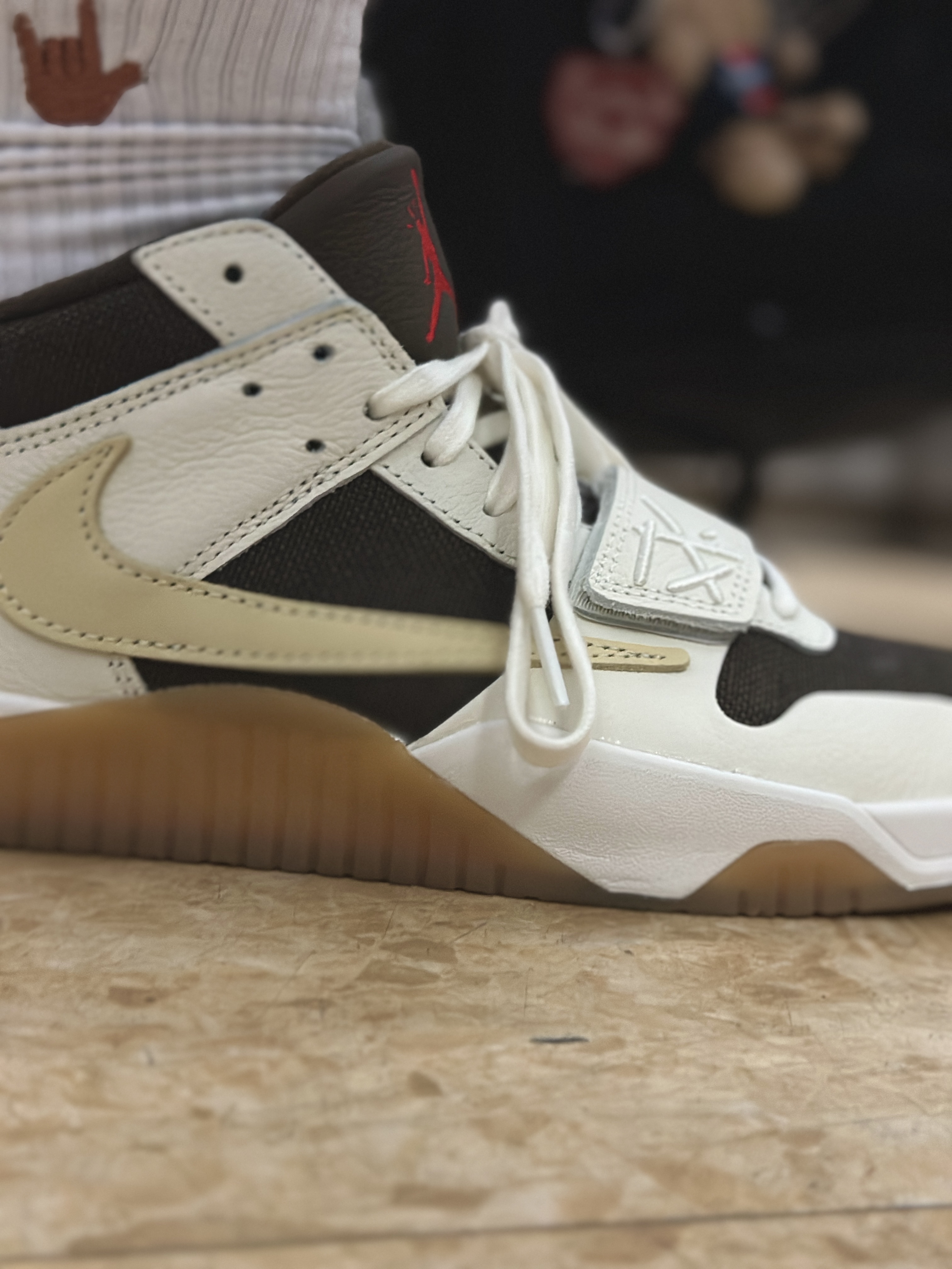 Jordan x Travis Scott Jumpman Jack TR Sail and Dark Mocha 착용 스타일 - 1