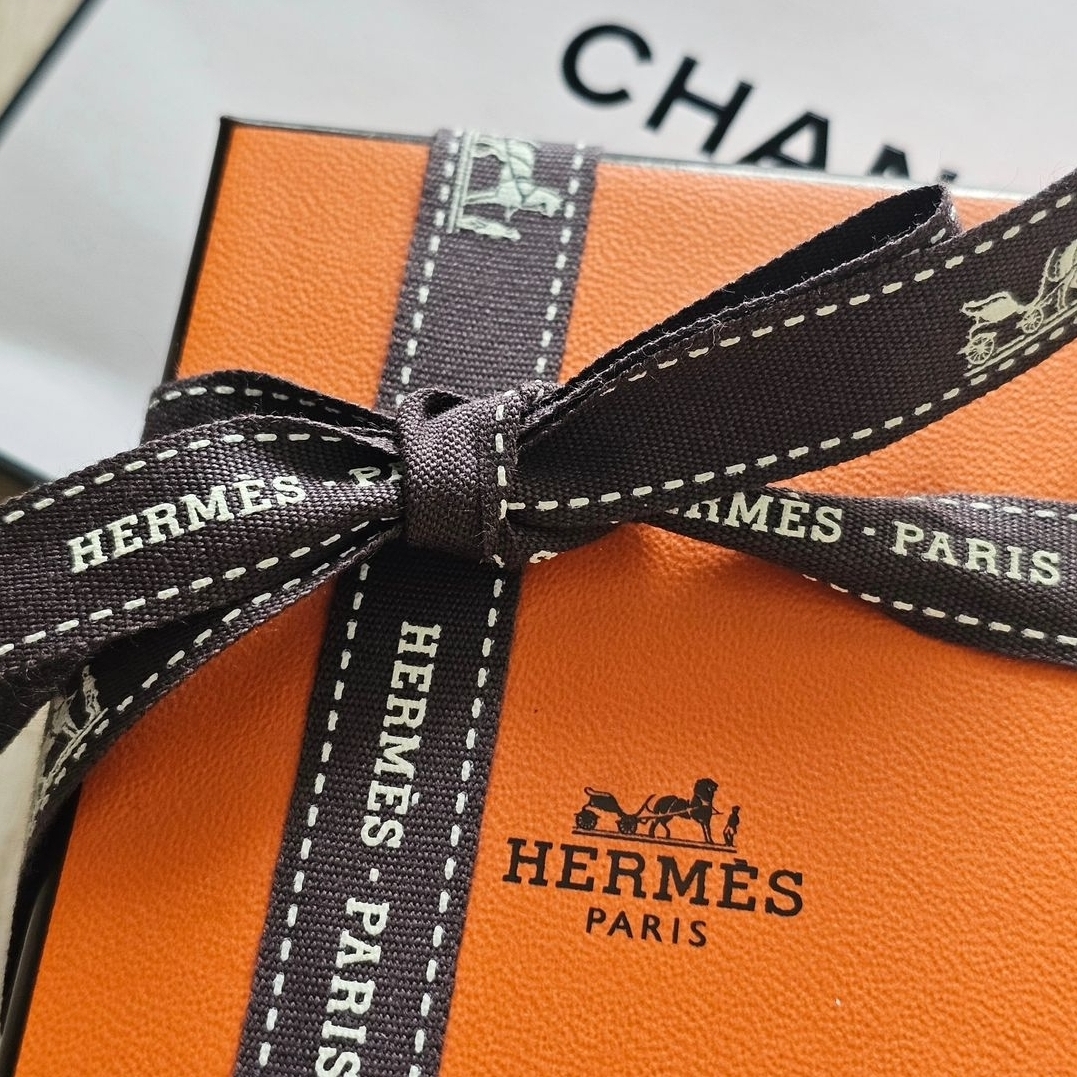 Hermes Citizen Twill Card Holder Evercolor & Silk Clochette Gold Sun 착용 스타일