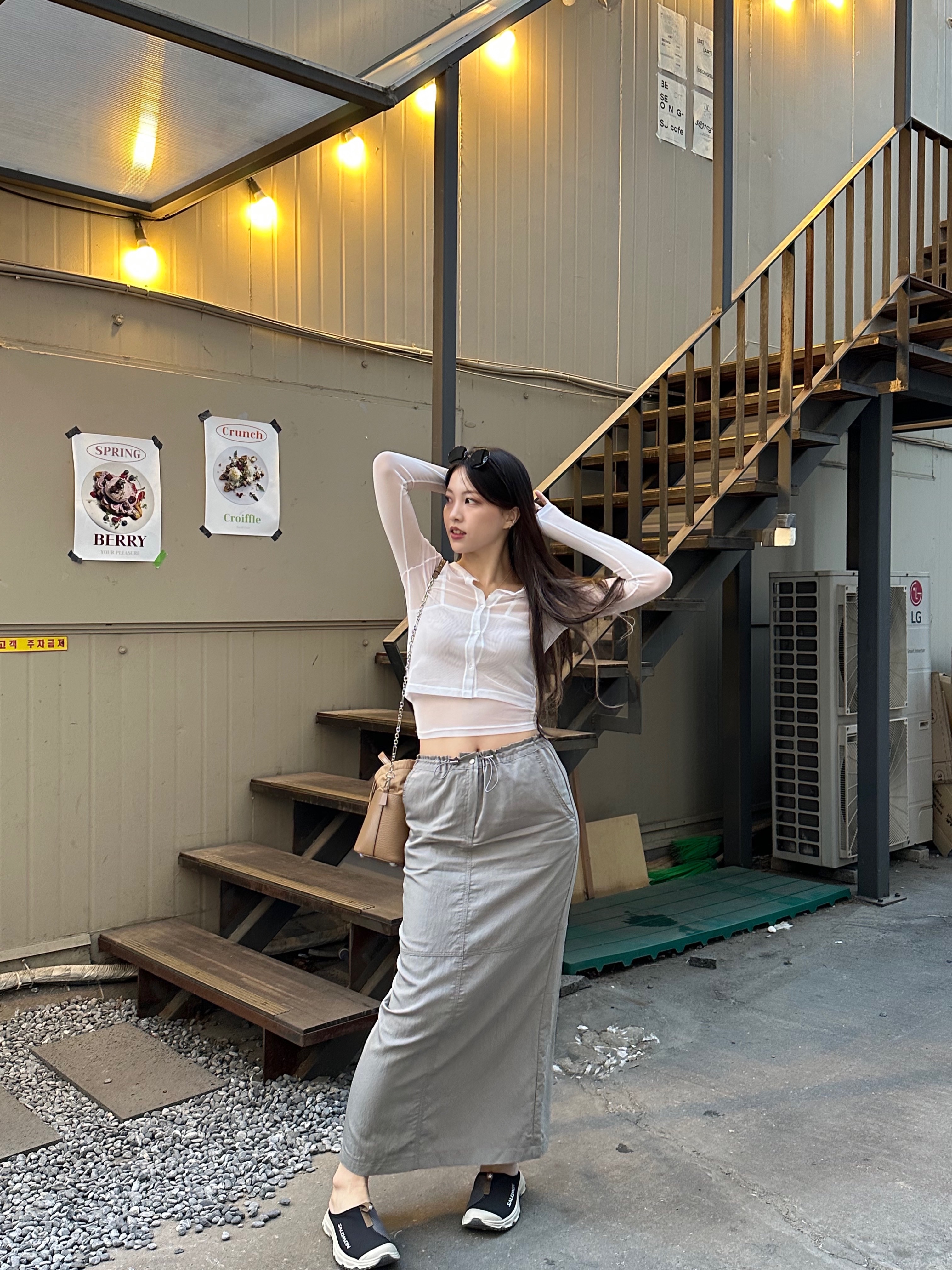 Maison Margiela 5AC Small Bucket Bag Camel, Salomon RX Slide 3.0 Black Plum Kitten 착용 스타일 - 4