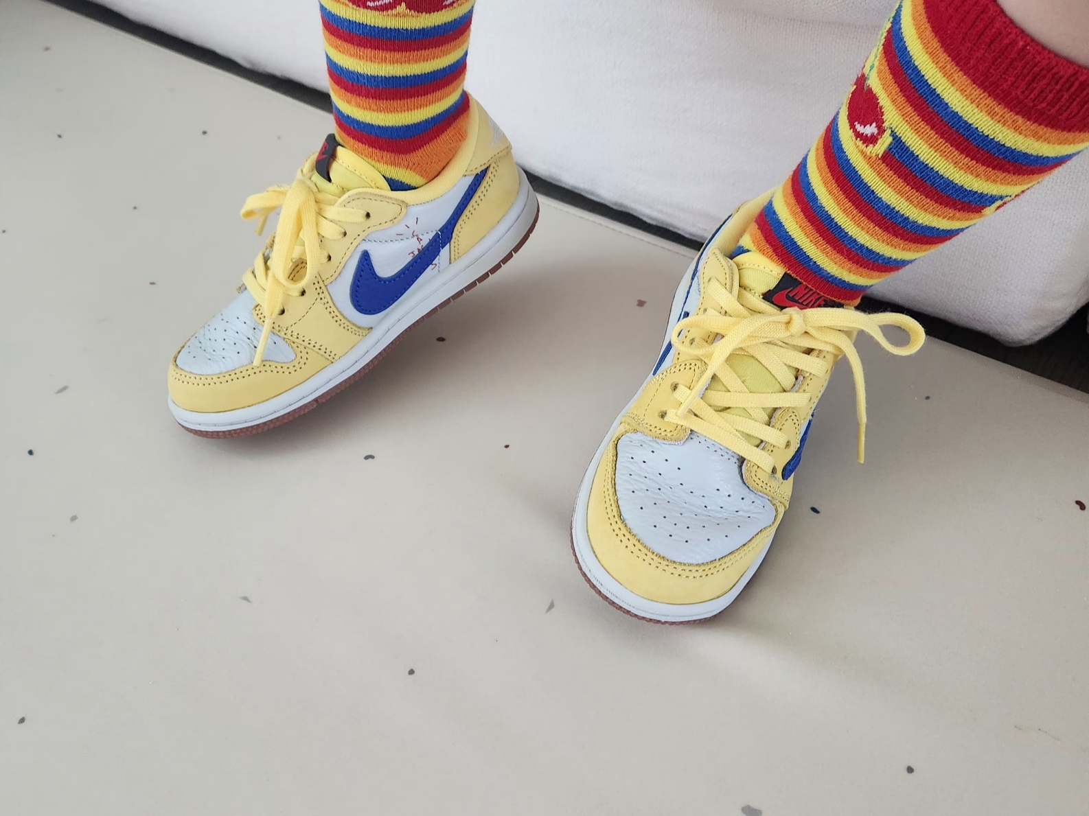 (TD) Jordan 1 x Travis Scott Retro Low OG SP Canary 착용 스타일 - 1