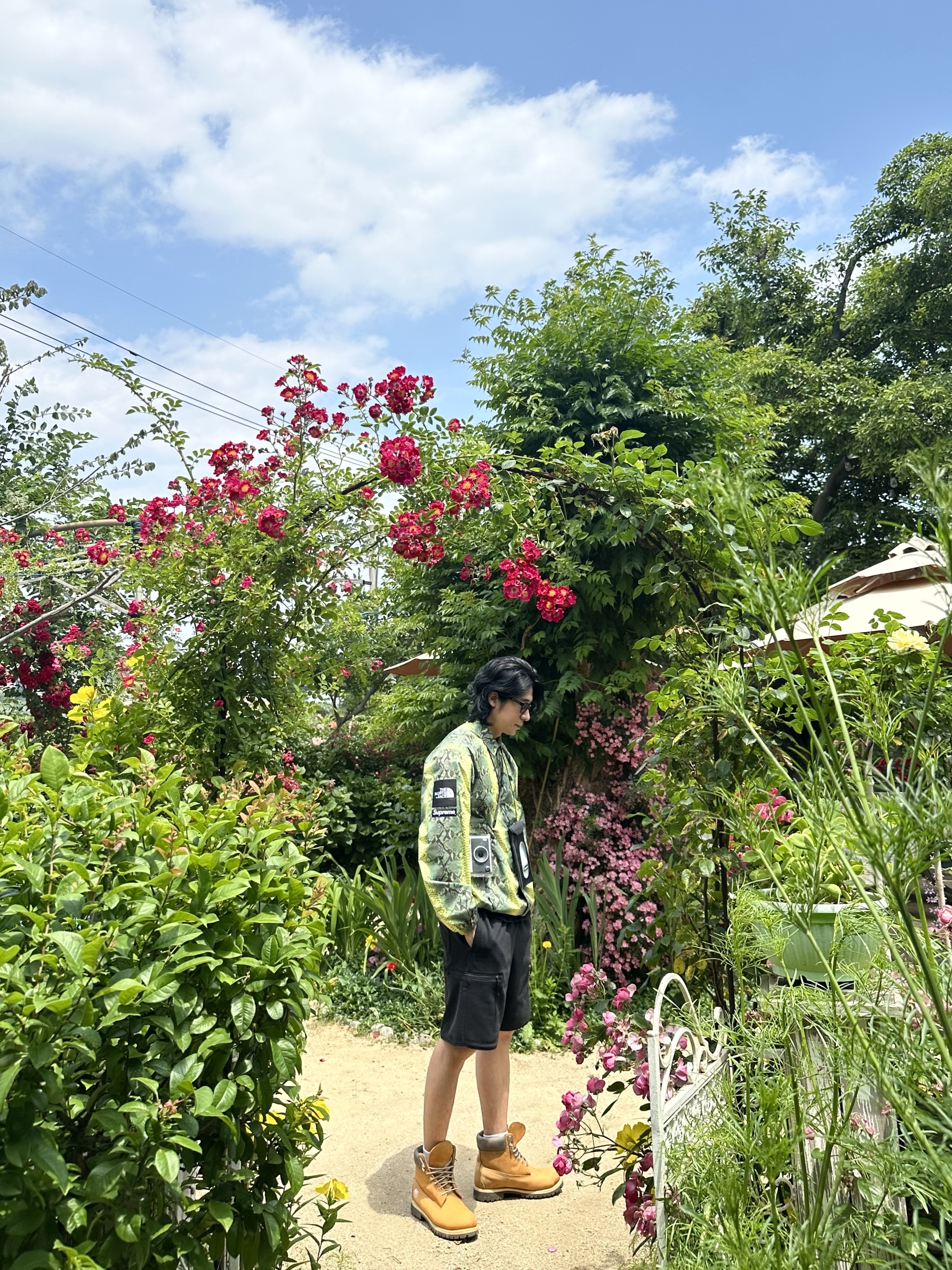 Supreme x The North Face Snakeskin Taped Seam Coaches Jacket Green - 18SS, Supreme x The North Face Printed Pocket T-Shirt Black - 23SS 착용 스타일 - 3