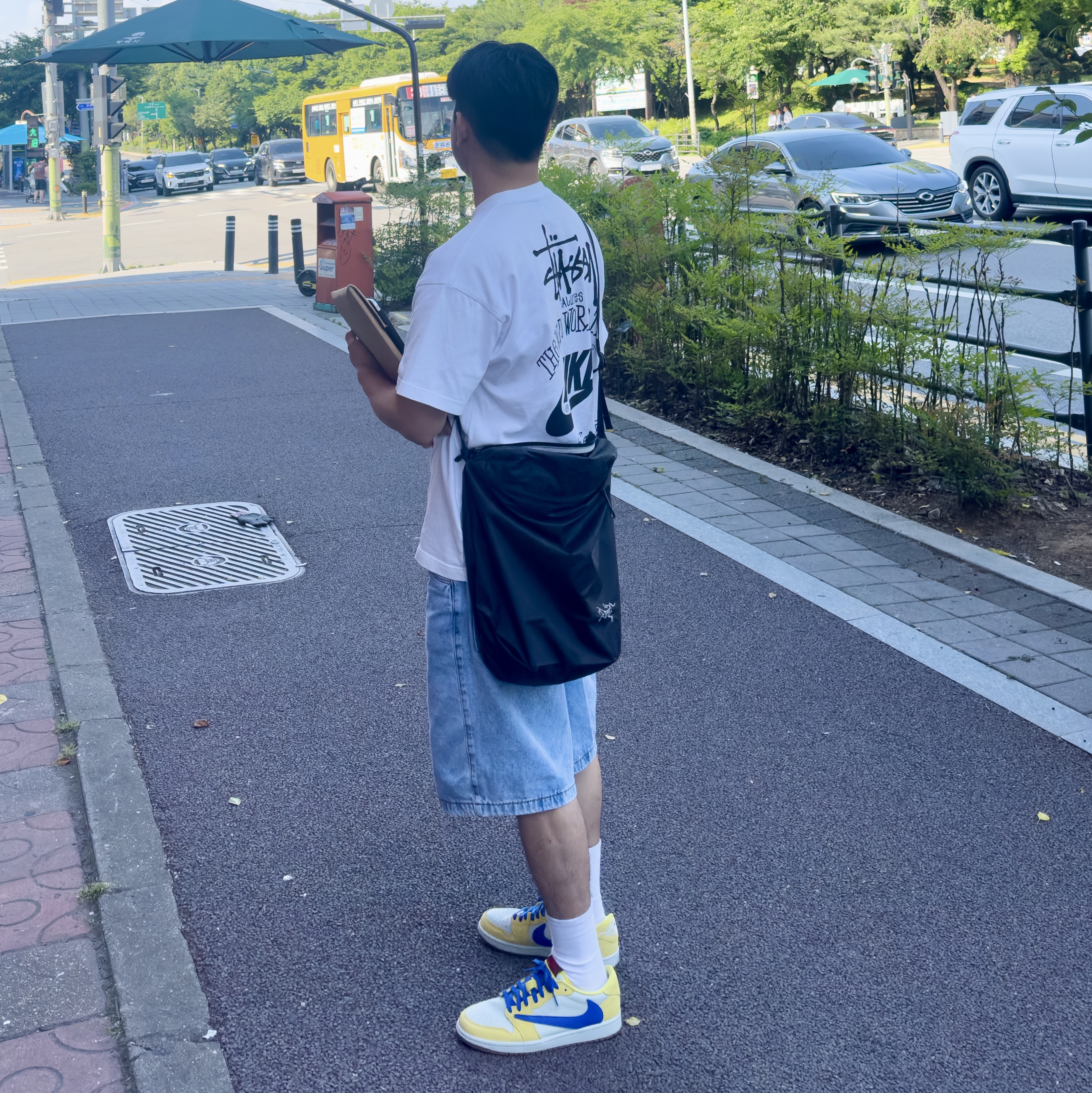 Arc'teryx Heliad 12 Tote Black, (W) Jordan 1 x Travis Scott Retro Low OG SP Canary 착용 스타일 - 2