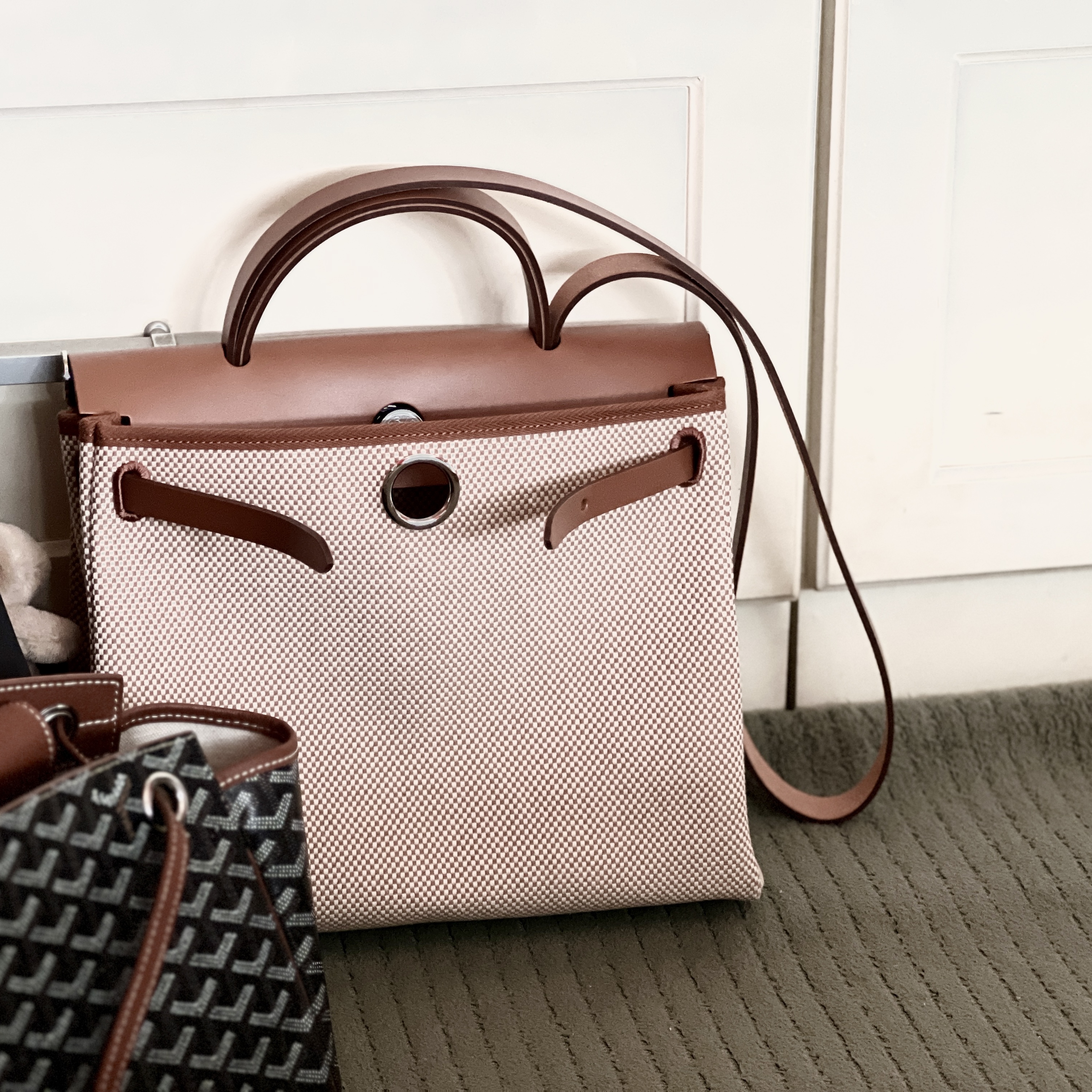Hermes Herbag Zip 31 Bag Retourne Viking Canvas & Palladium Ecru Beige Fauve 착용 스타일 - 1