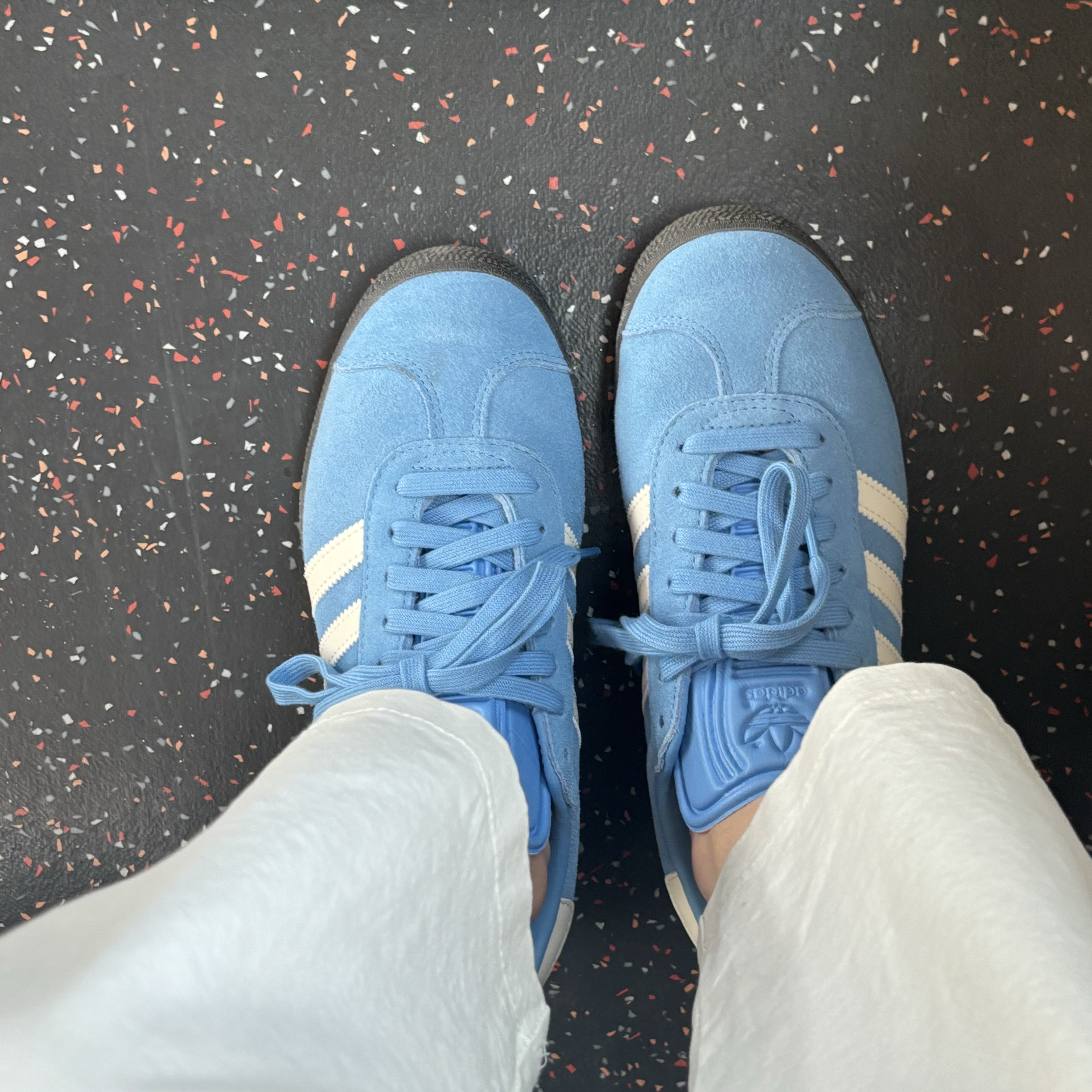 Adidas Gazelle Gold Metallic Chalk White Gum 착용 스타일