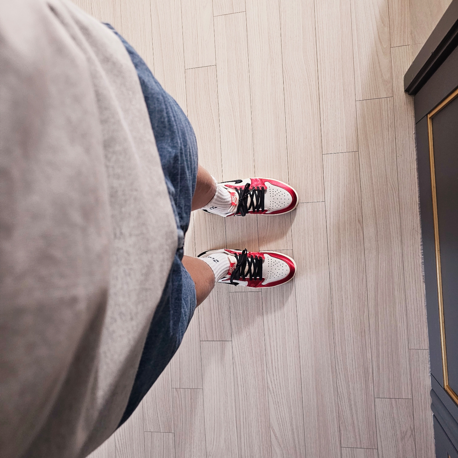 Jordan 1 x Trophy Room Retro Low OG SP Sail Varsity Red 착용 스타일 - 2